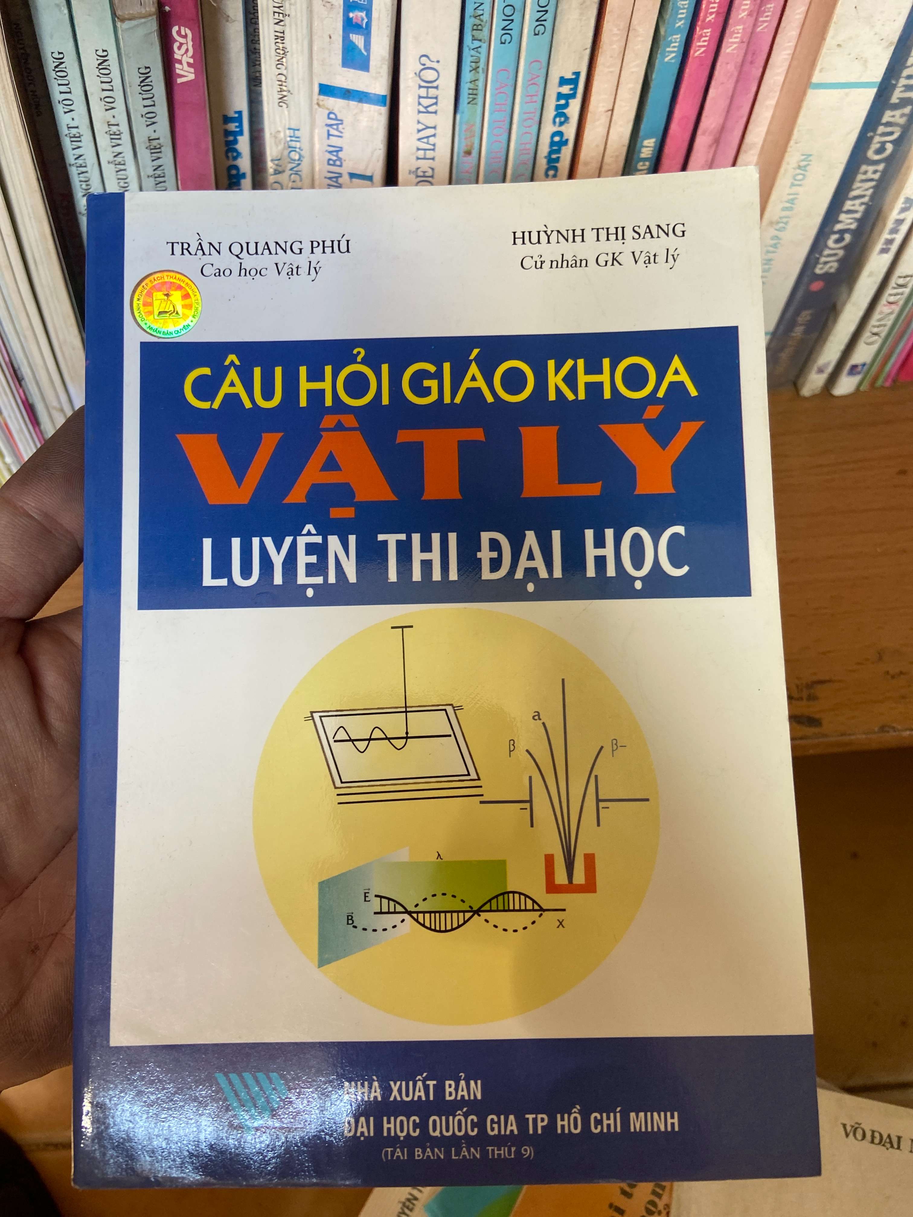 Câu Hỏi Giáo Khoa Vật Lý Luyện Thi Đại Học - Trần Quang Phú, Huỳnh Thị Sang 2006 Tham khảo - luyện thi VAVO-AK1T2