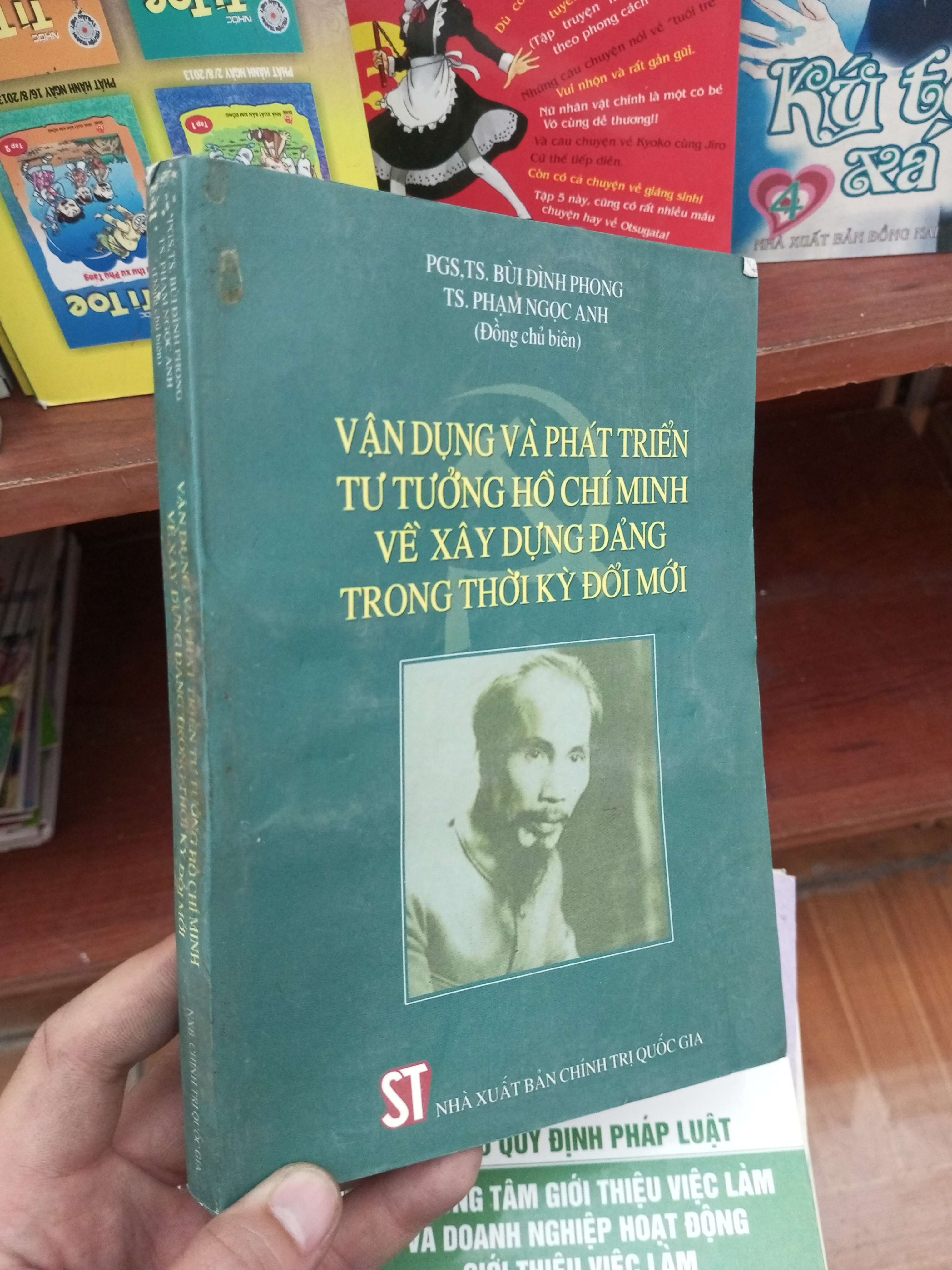 Vận dụng và phát triển tư tưởng Hồ Chí Minh về xây dựng Đảng trong thời kỳ đổi mới - Đình Phong 2006 Sách chính trị - pháp lý VAVO-AK19