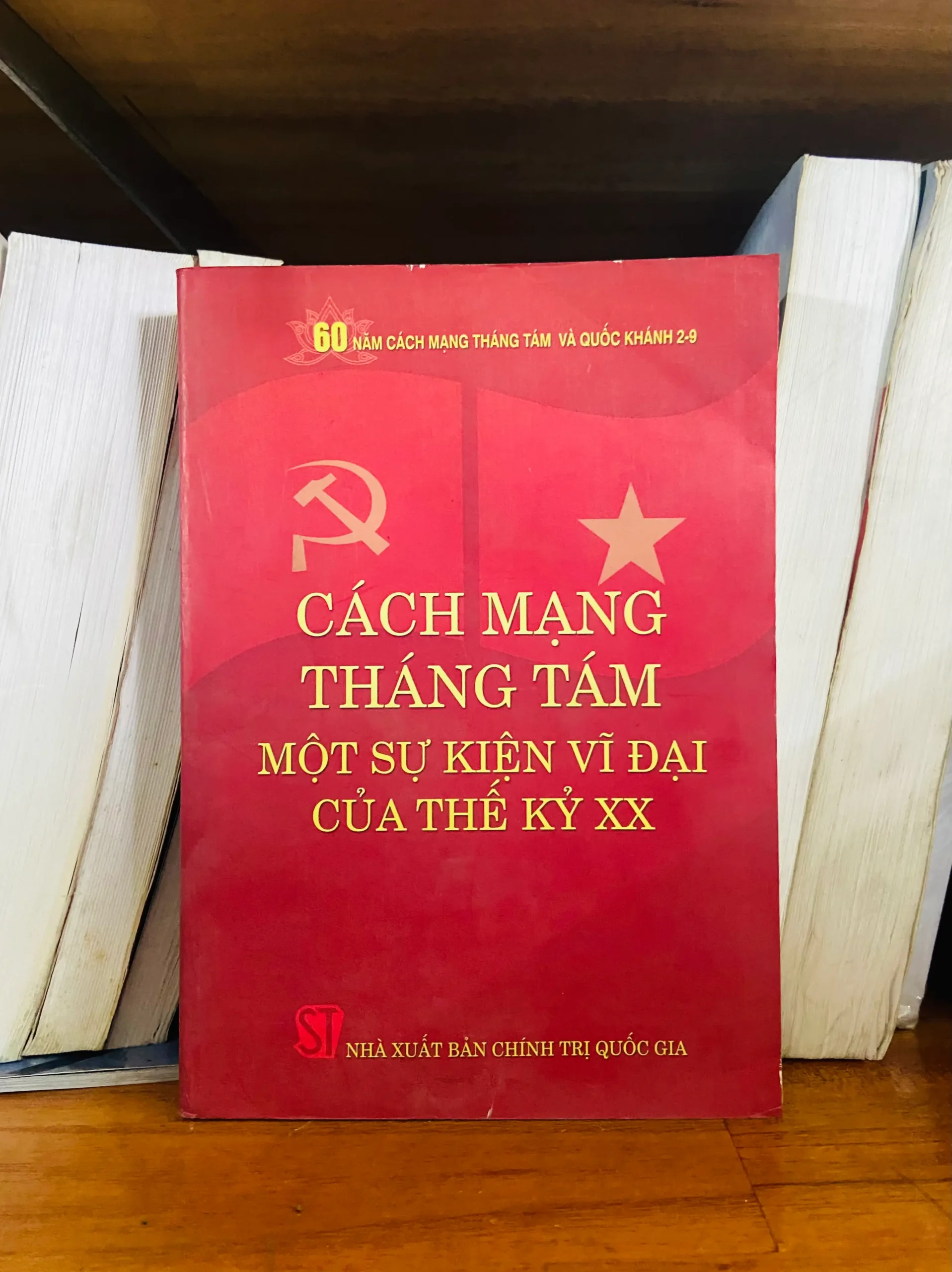 Cách mạng tháng 8, Một sự kiện vĩ đại của thế kỷ XX - Văn học VAVOB1T2-83