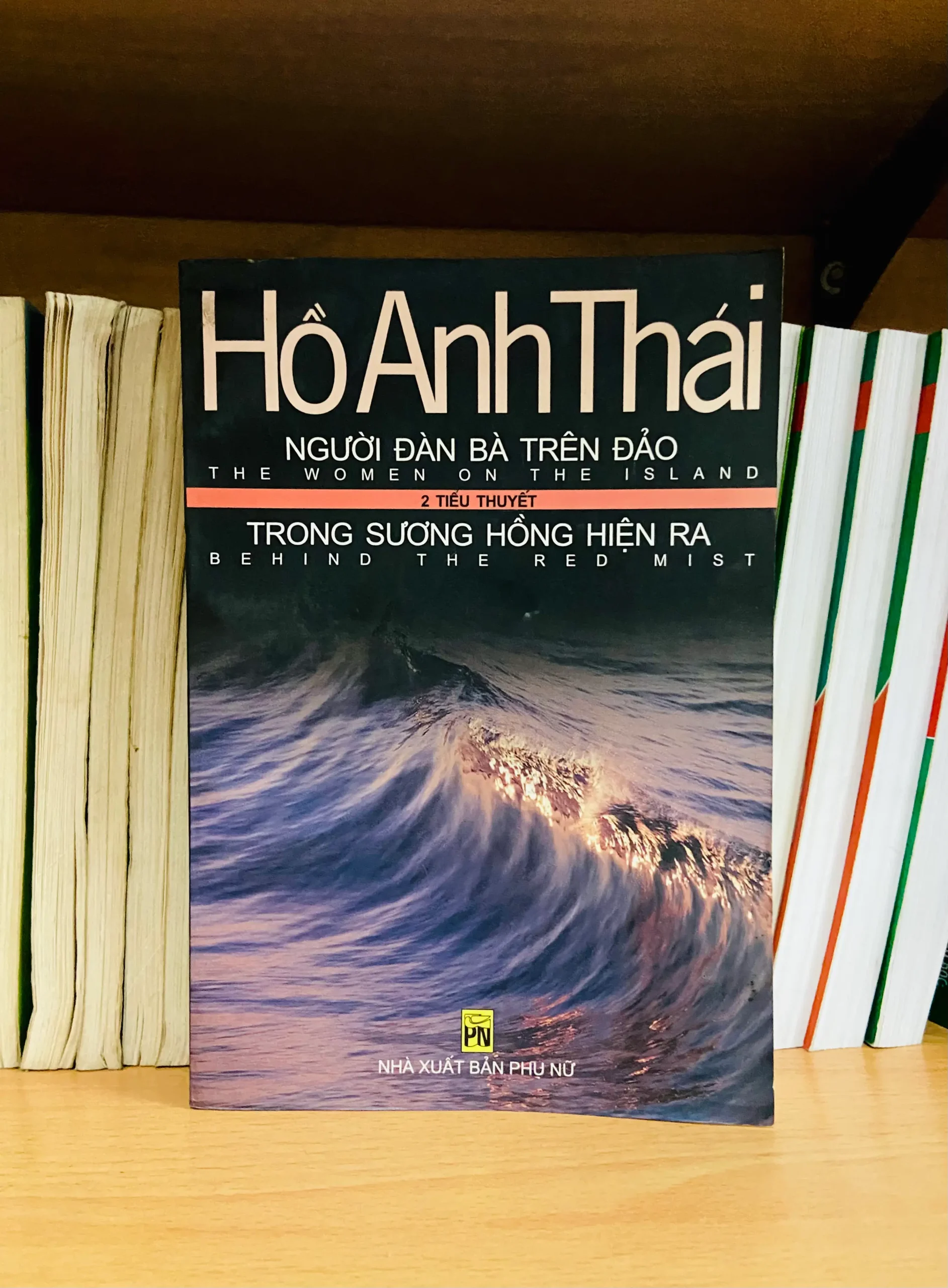Người đàn bà trên đảo trong sương hồng hiện ra - Hồ Anh Thái - Văn học VAVOVK0-256