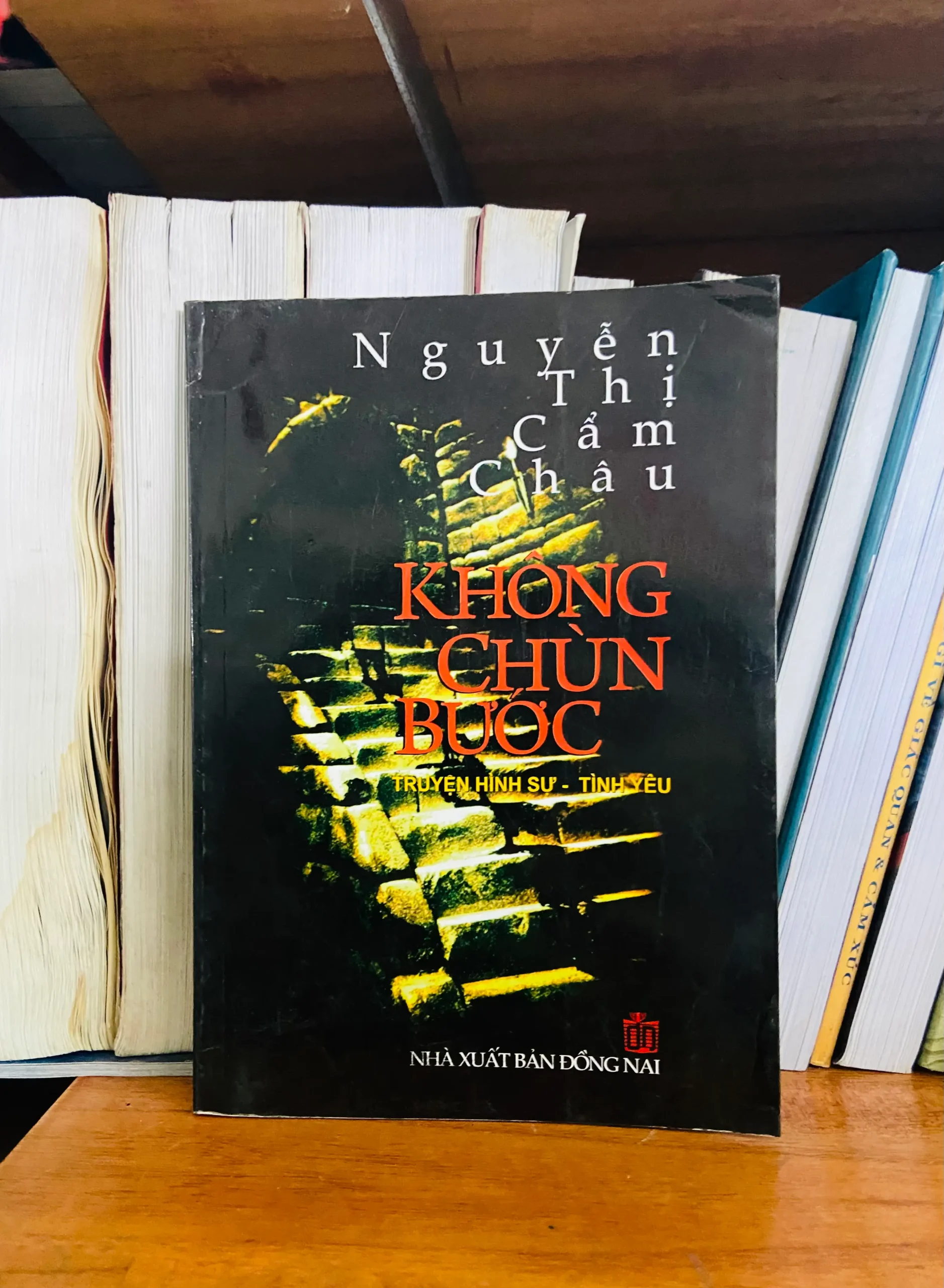 Không chùn bước - Nguyễn Thị Cẩm Châu - Văn hóa VAVOB1T2-100