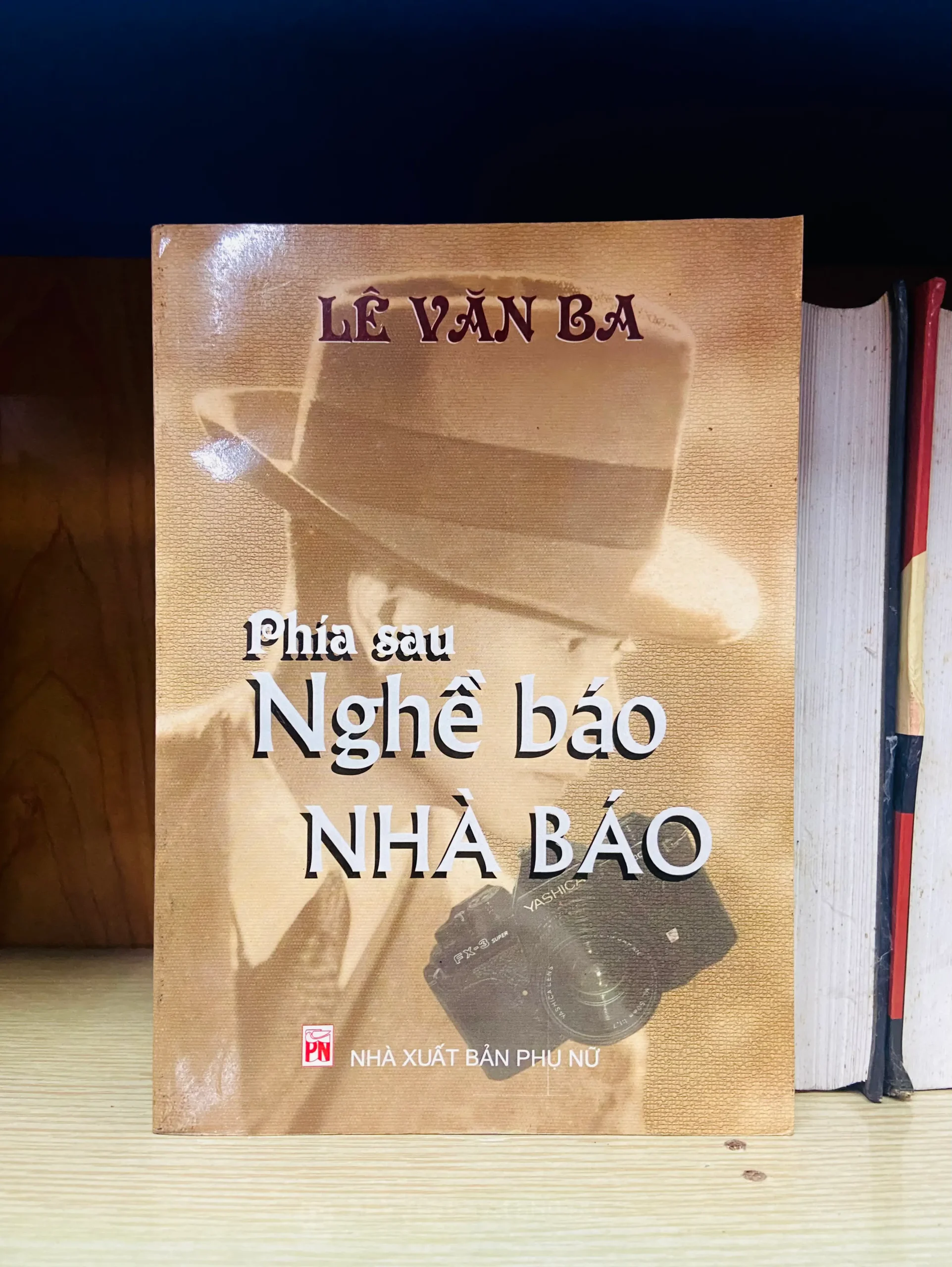 Phía sau Nghề báo Nhà báo - Văn học VAVOY4-28