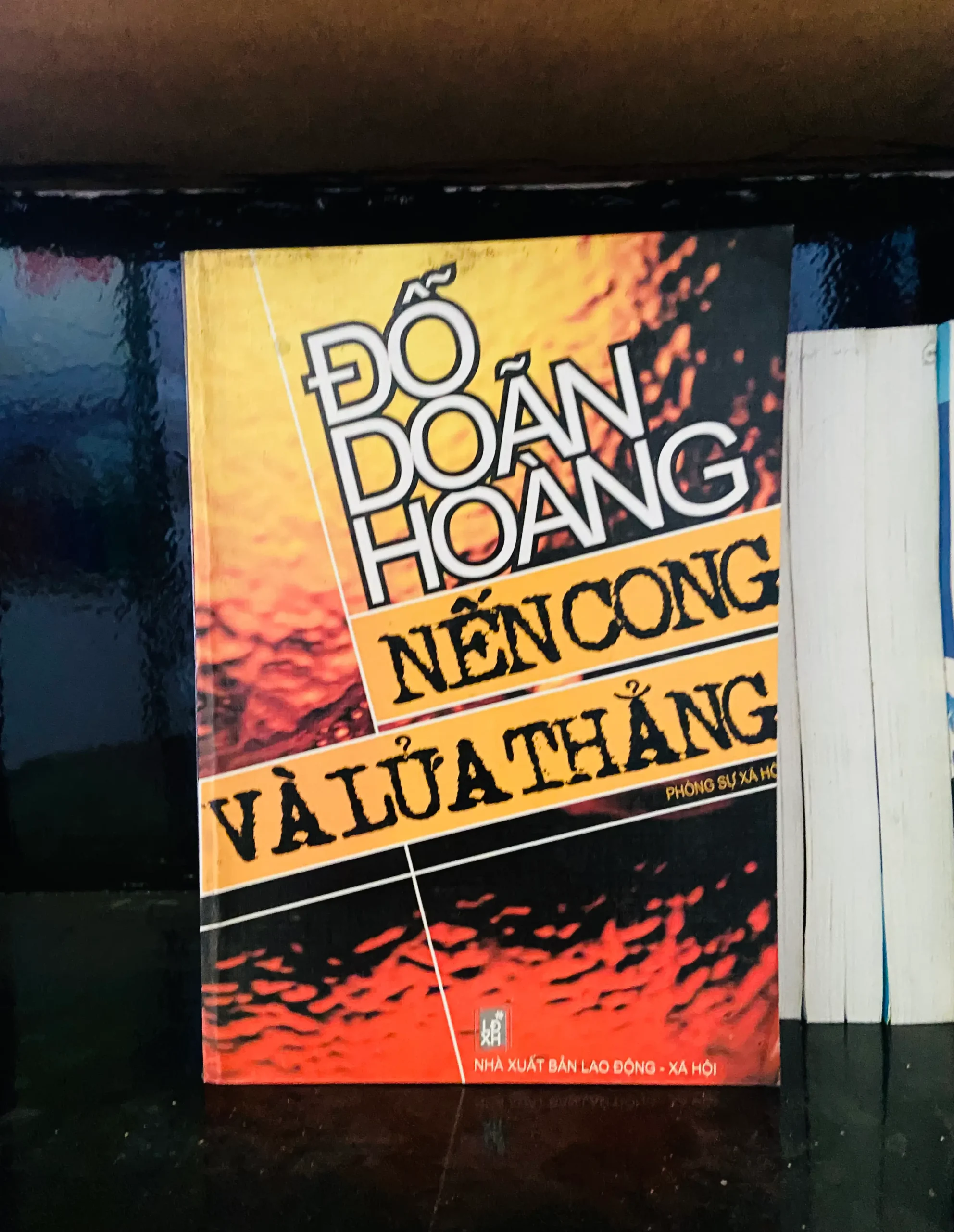 Nến cong và lửa thẳng - Đỗ Doãn Hoàng - Văn học VAVOA1T2-48