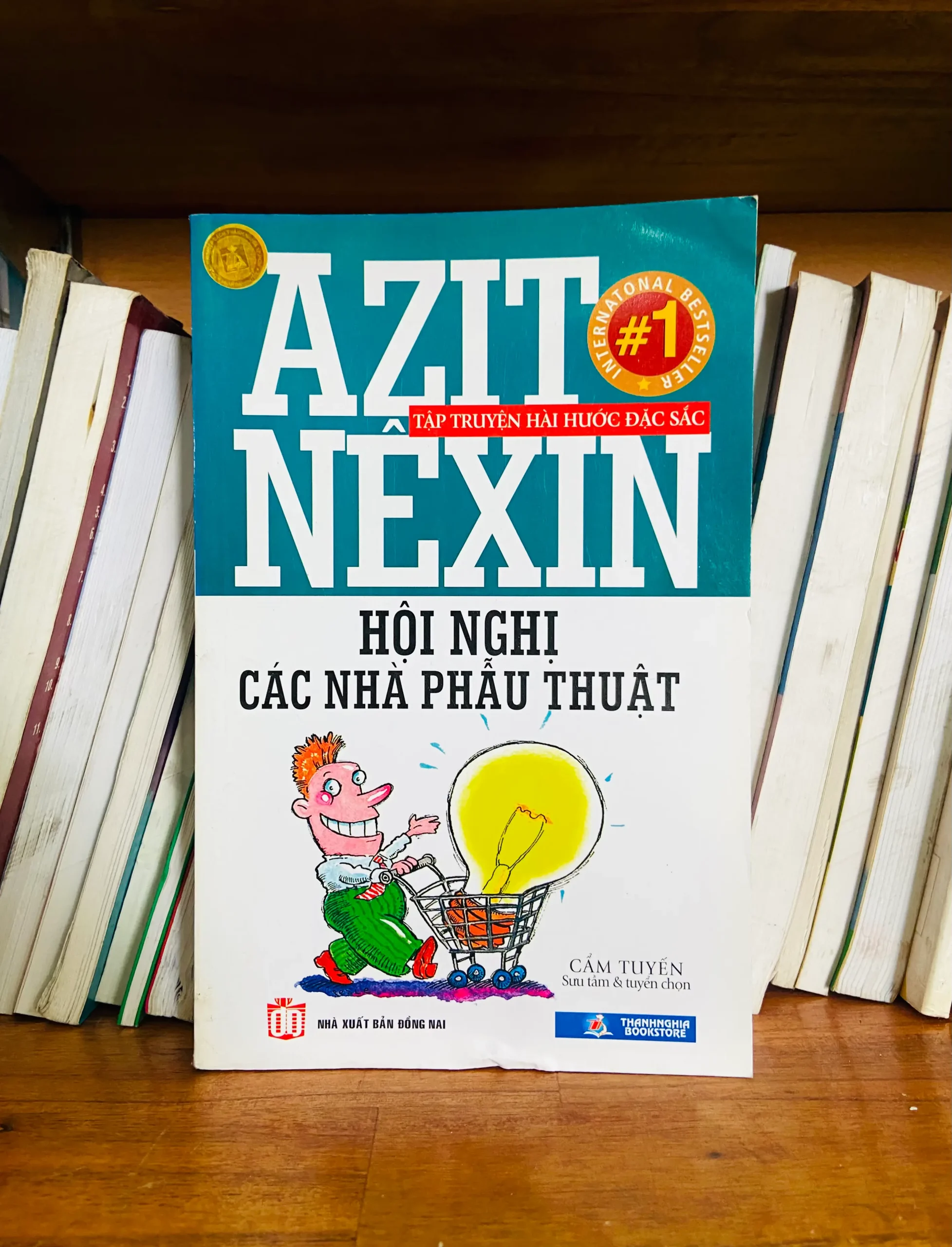 Hội nghị các nhà phẫu thuật - Azit Nêxin - Văn học VAVOB1T2-55