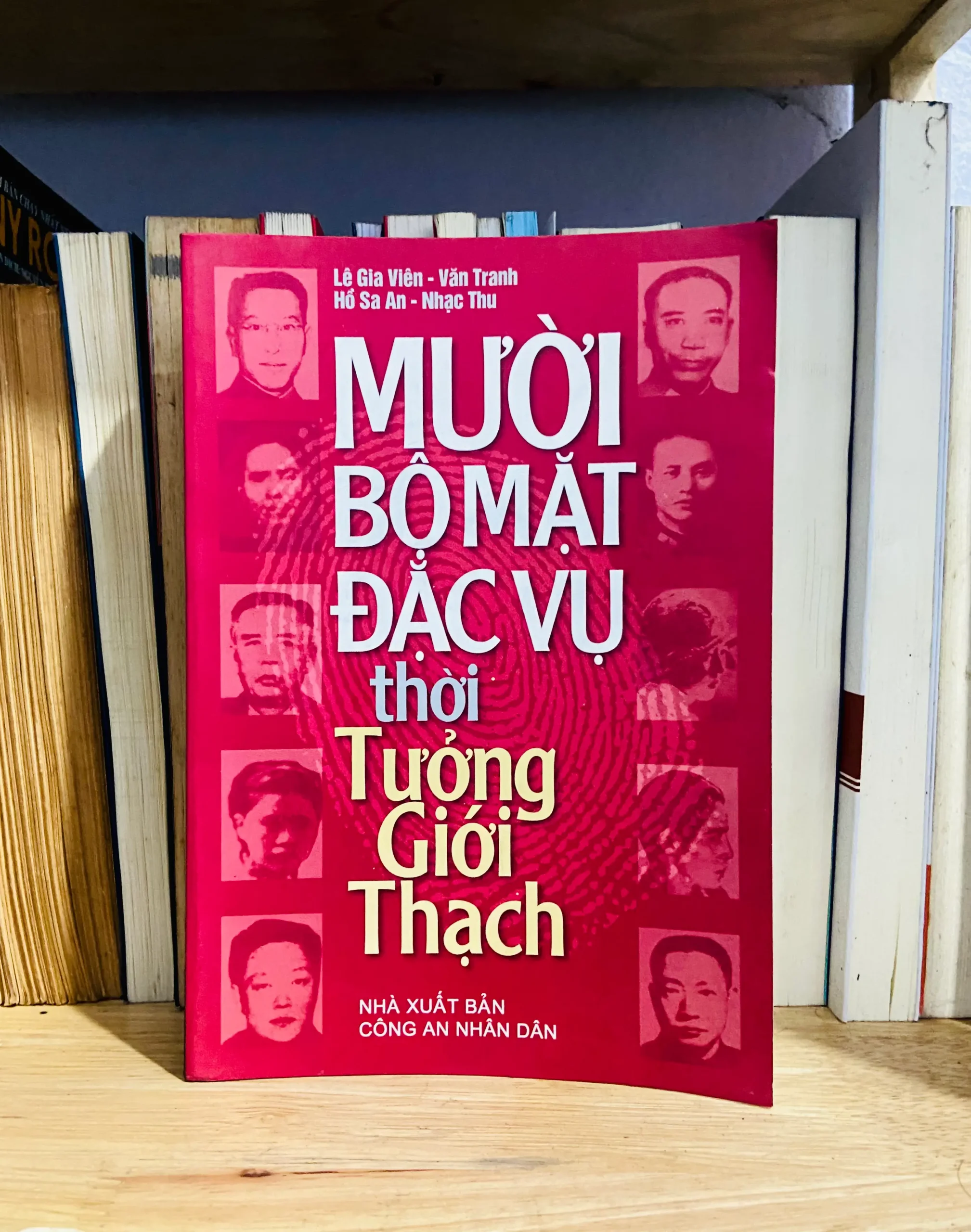 Mười bộ mặt đặc vụ thời Tưởng Giới Thạch - Nhiều tác giả - Chính trị VAVOA-1