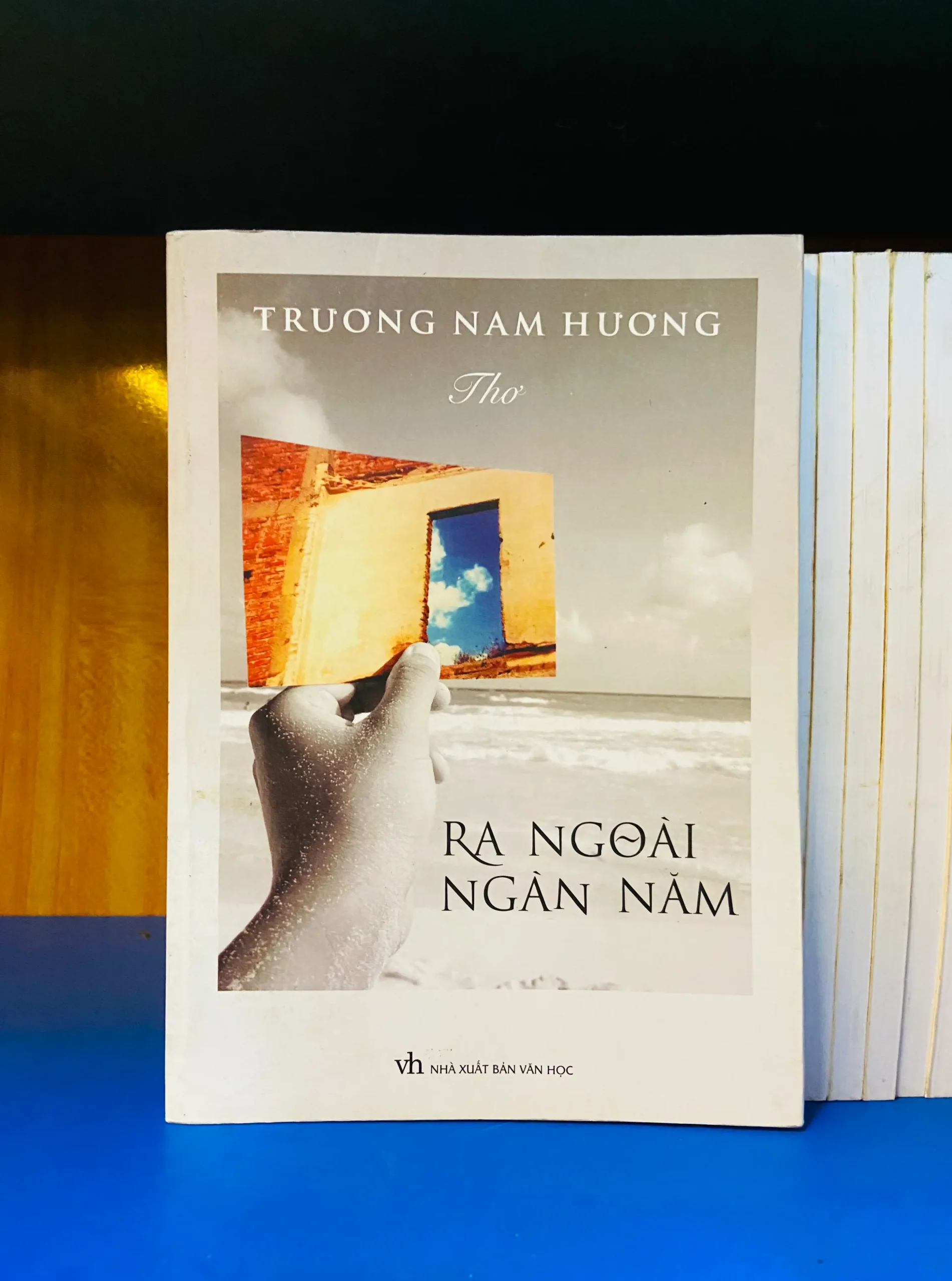 Ra ngoài ngàn năm - Văn học VAVOY6S-29