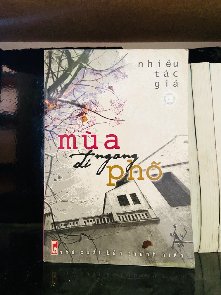 Mùa đi ngang phố - Nhiều tác giả - Văn học VAVOAAA-100