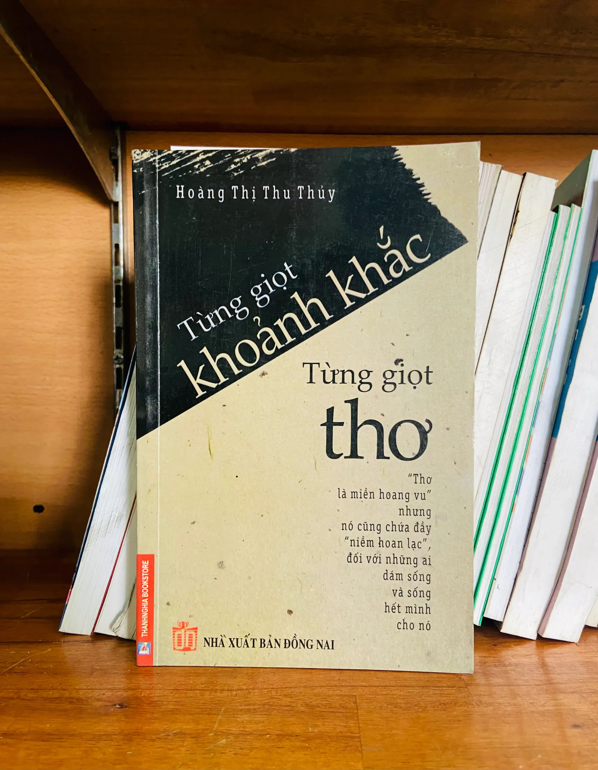 Từng giọt khoảnh khắc Từng giọt thơ - Hoàng Thị Thu Thủy - Văn học VAVOB1T2-38