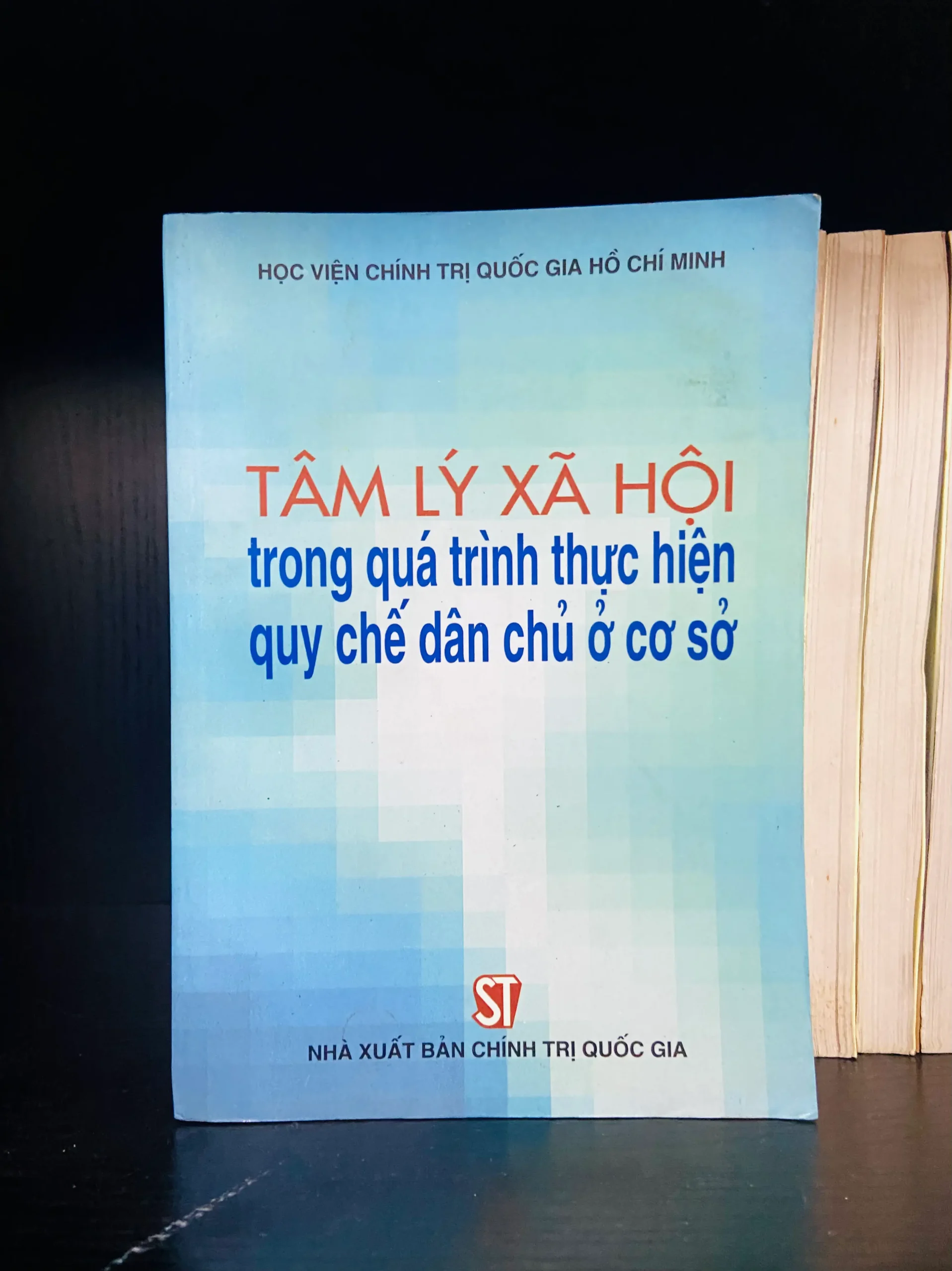Tâm lý xã hội trong quá trình thực hiện quy chế dân chủ cơ sở - Khoa học VAVOX0C1-5