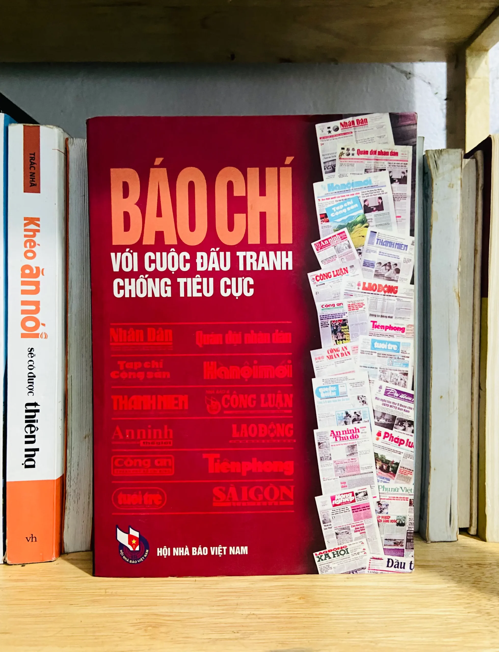 Báo chí với cuộc đấu tranh chống tiêu cực - Báo Chí VAVOX2C2T2-1
