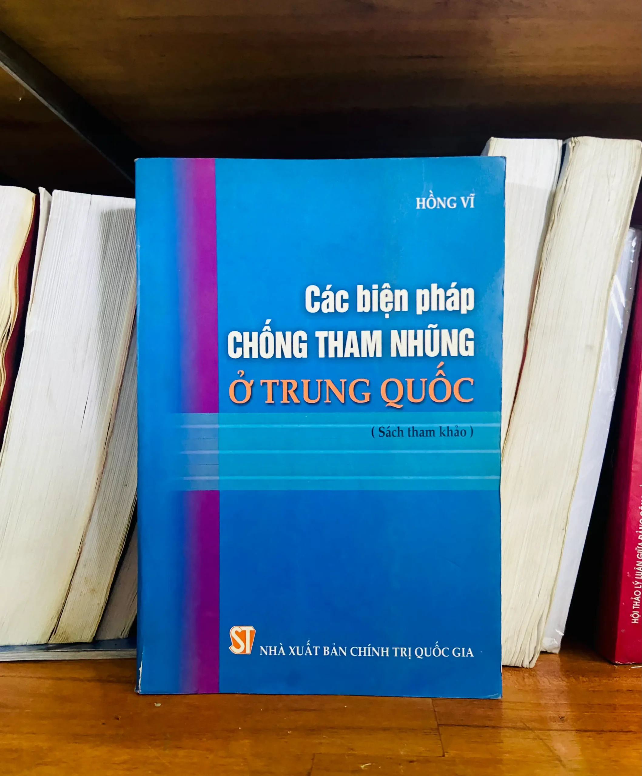 Các biện pháp chống tham nhũng ở Trung Quốc - Hồng Vĩ - Pháp luật VAVOB1T2-90