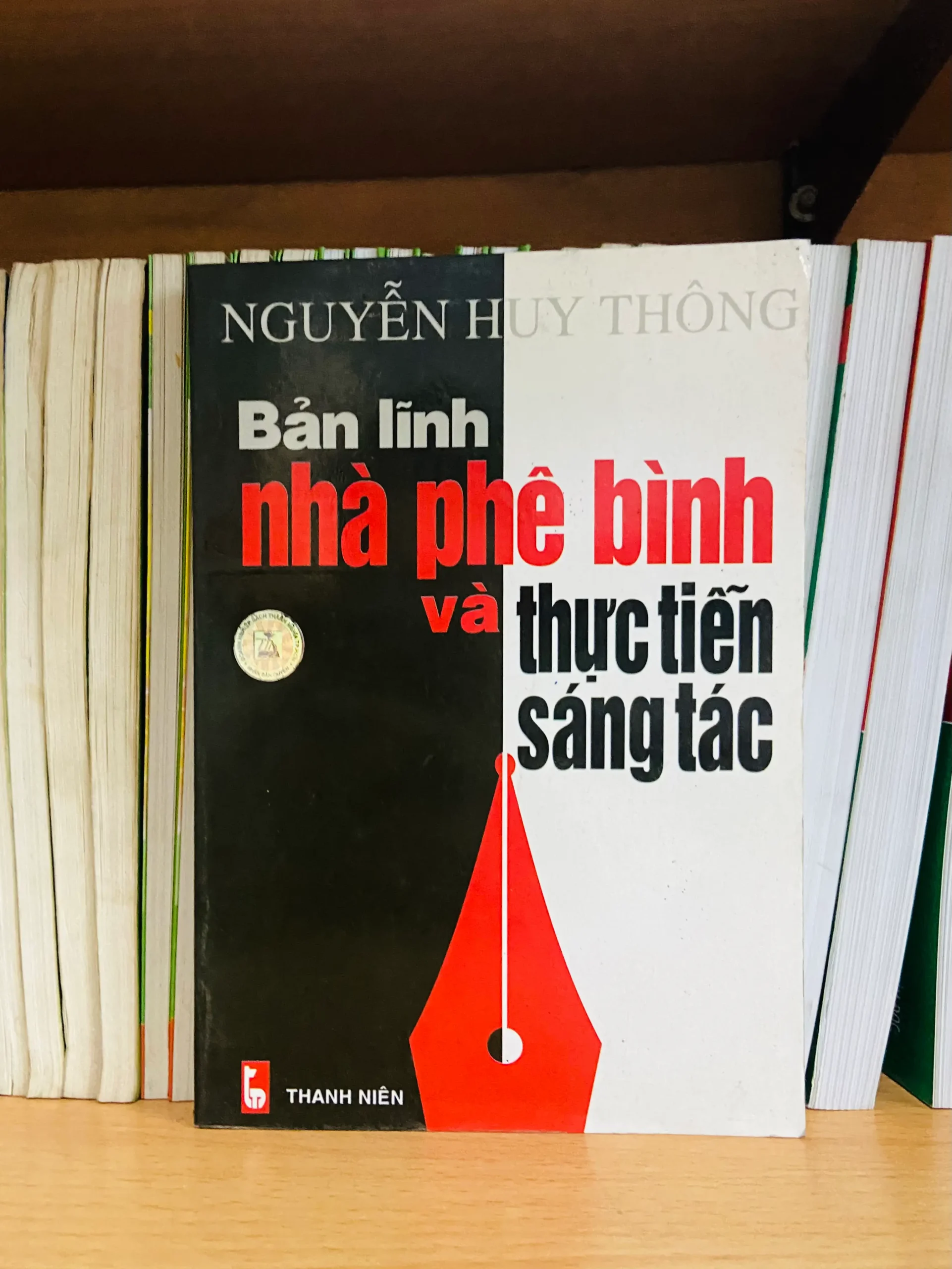 Bản lĩnh nhà phê bình và thực tiễn sáng tác - Nguyễn Huy Thông - Văn học VAVOH4-123