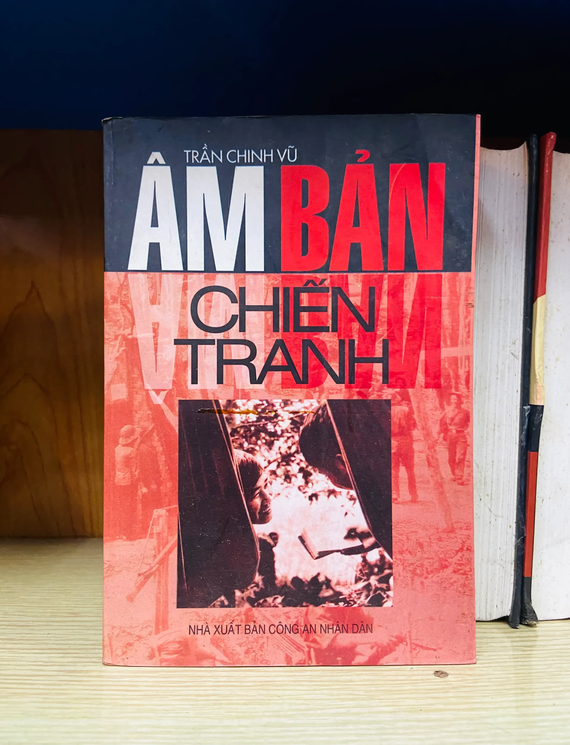 Âm bản chiến tranh - Văn học VAVOY-1
