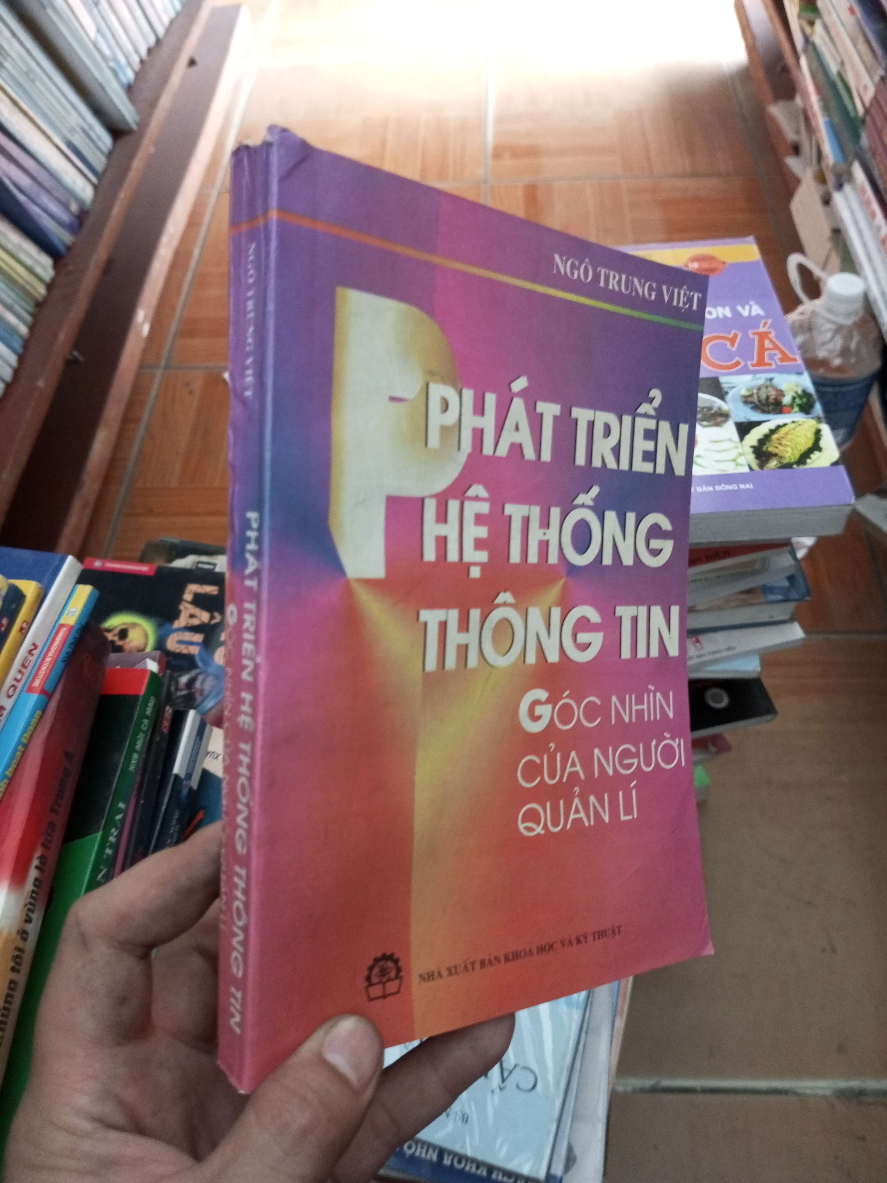 Phát triển hệ thống thông tin góc nhìn của người quản lí - Trung Việt 2001 VAVO-AK18