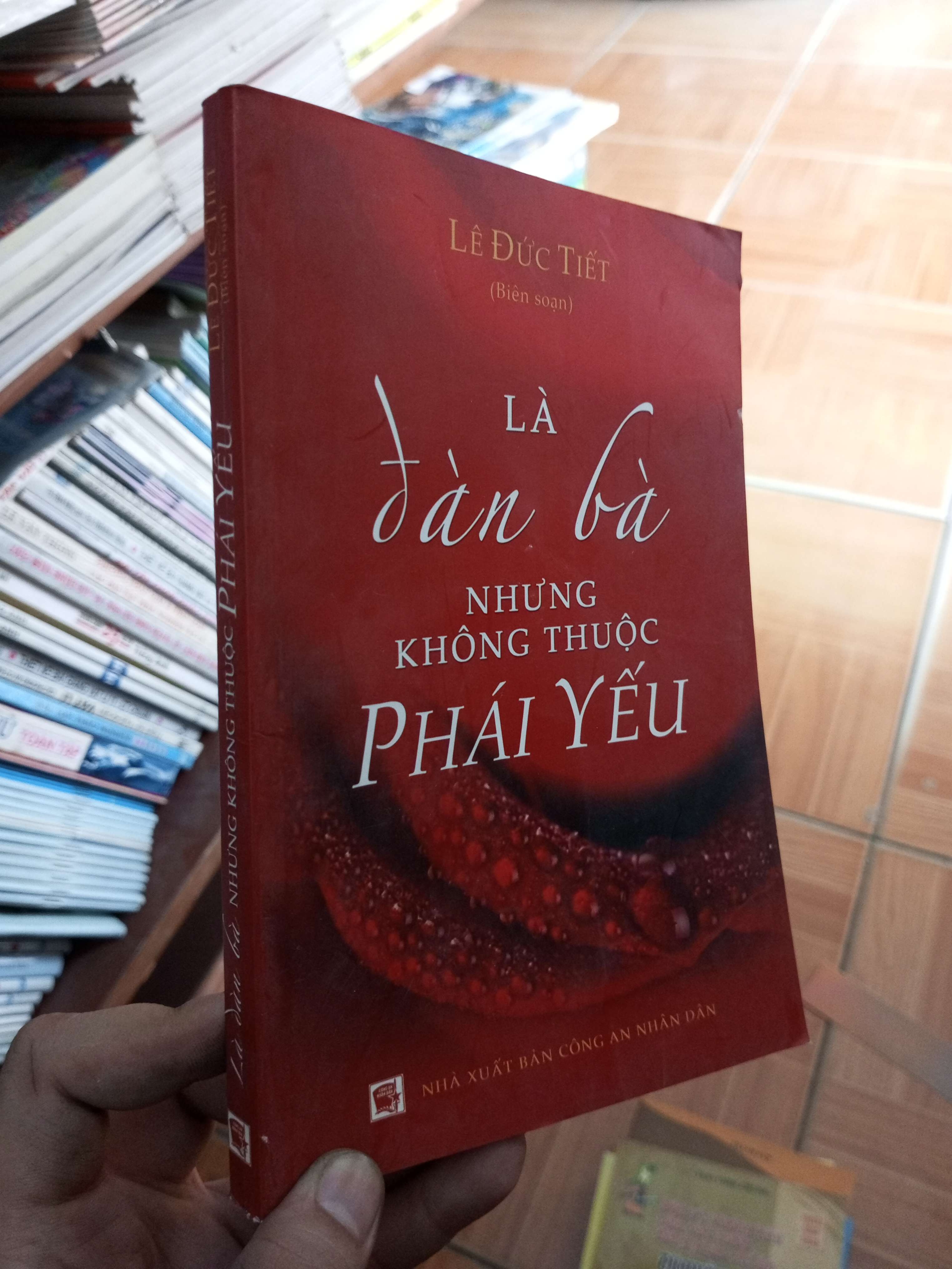 Là đàn bà nhưng không thuộc phái yếu - Đức Tiết 2012 VAVO-AK18