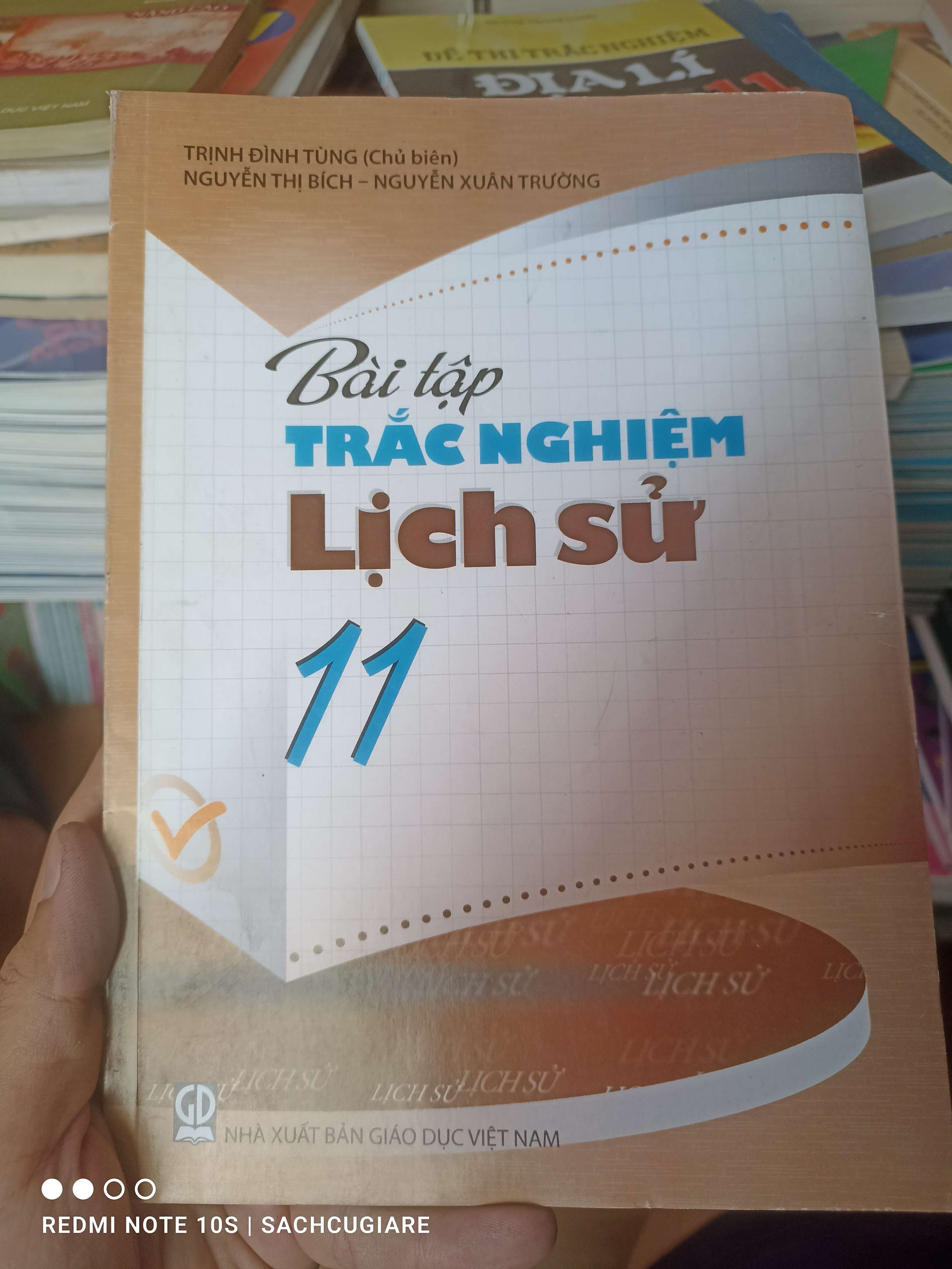 Bài Tập Trắc Nghiệm Lịch Sử 11 - Trịnh Đình Tùng, Nguyễn Thị Bích, Nguyễn Xuân Trường 2017 VAVO-AK2ST3