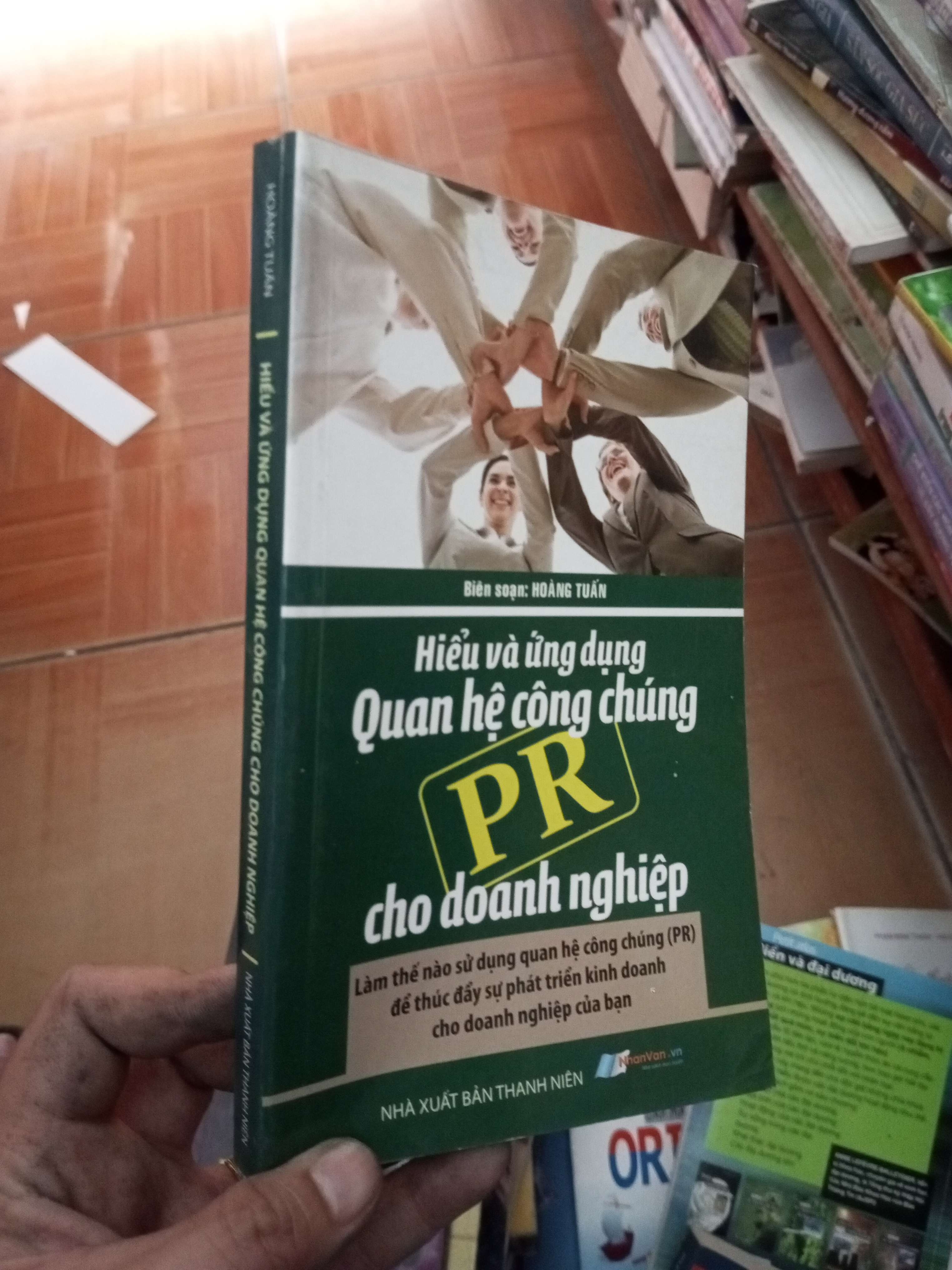 Hiểu và ứng dụng quan hệ công chúng cho doanh nghiệp - Hoàng Tuấn 2011 VAVO-AK18