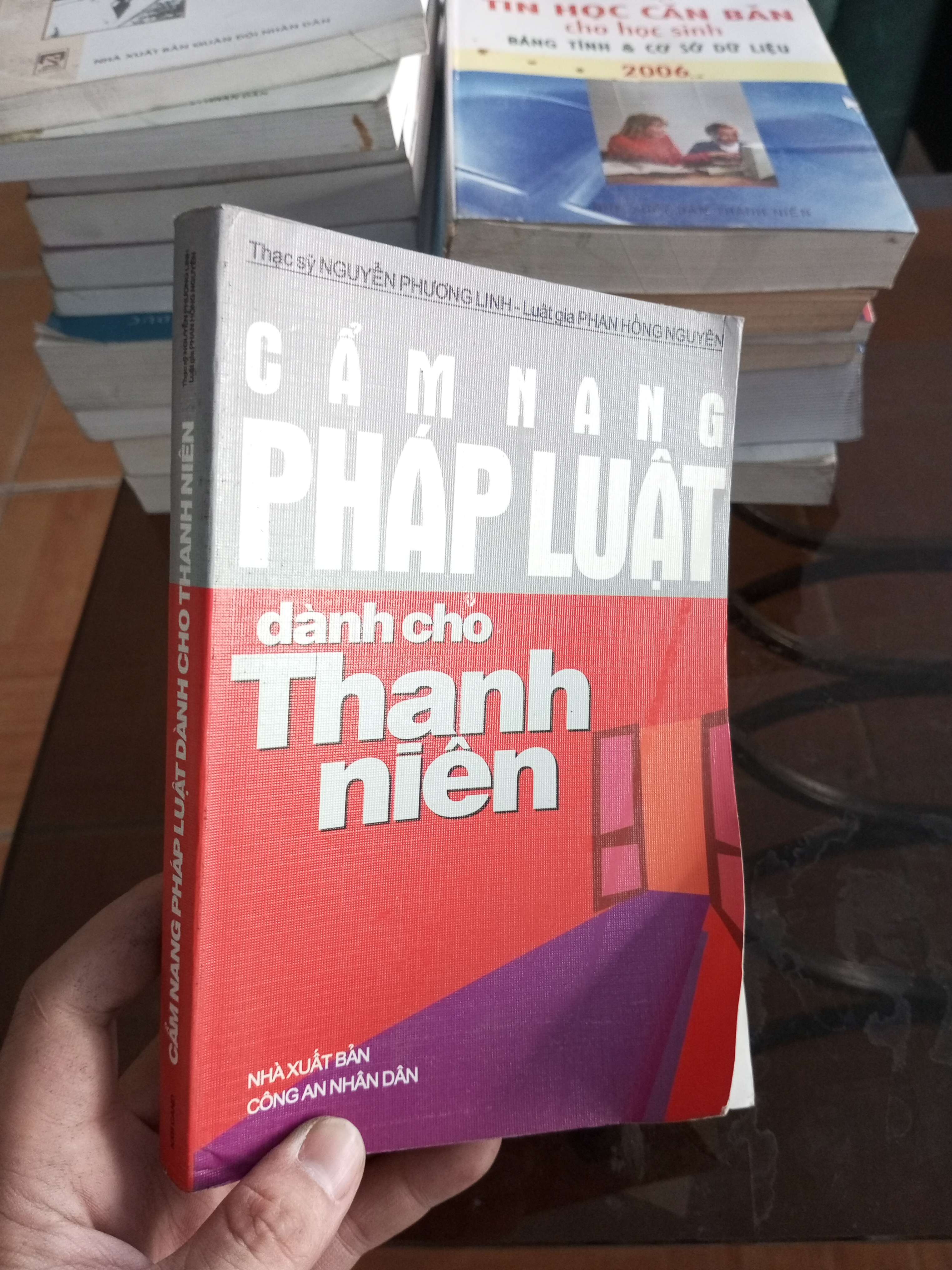 Cẩm nang pháp luật dành cho thanh niên - Phương Linh 2006 VAVO-A2