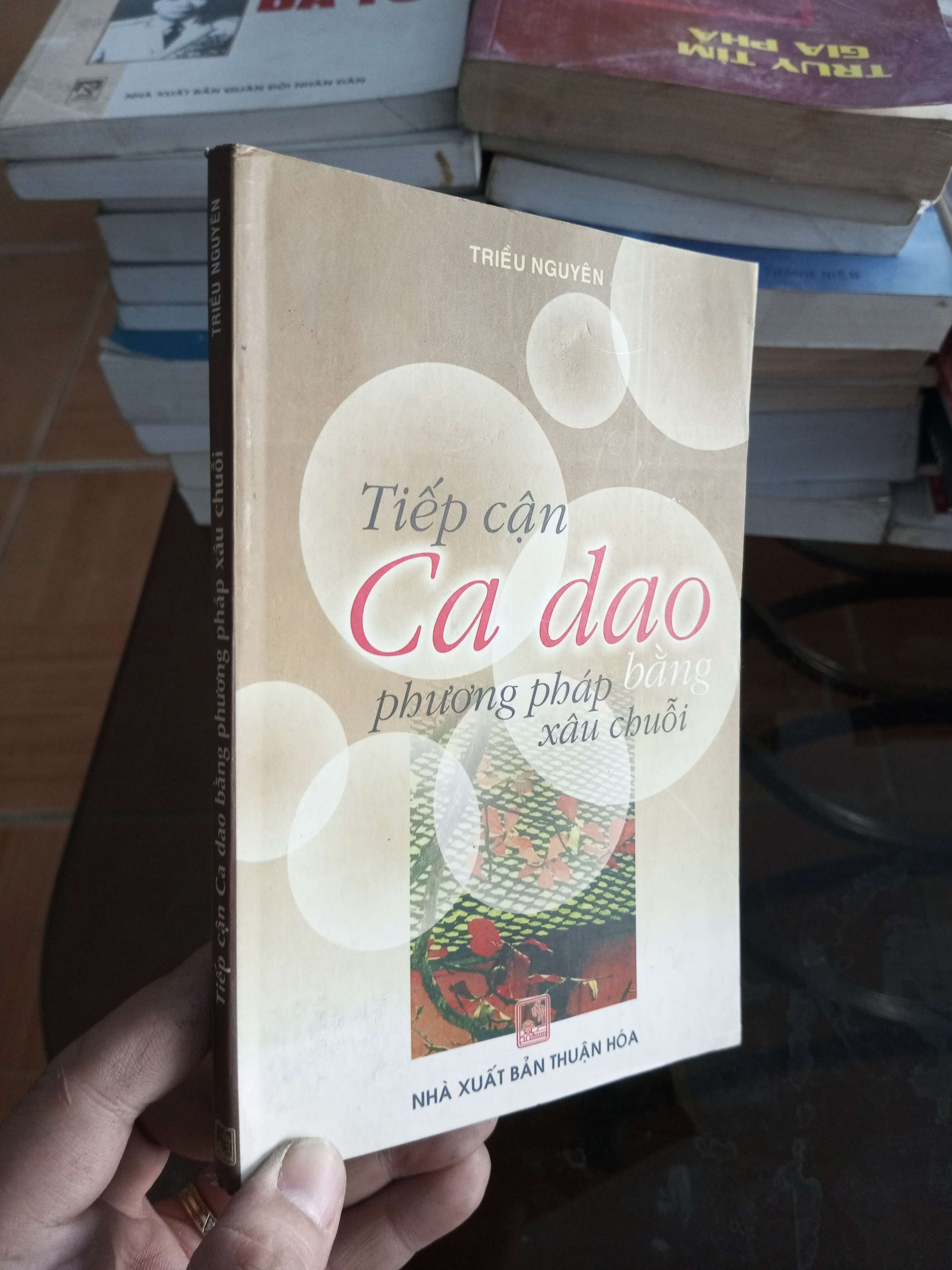 Tiếp cận ca dao bằng phương pháp xâu chuỗi - Triều Nguyên 2003 VAVO-A2