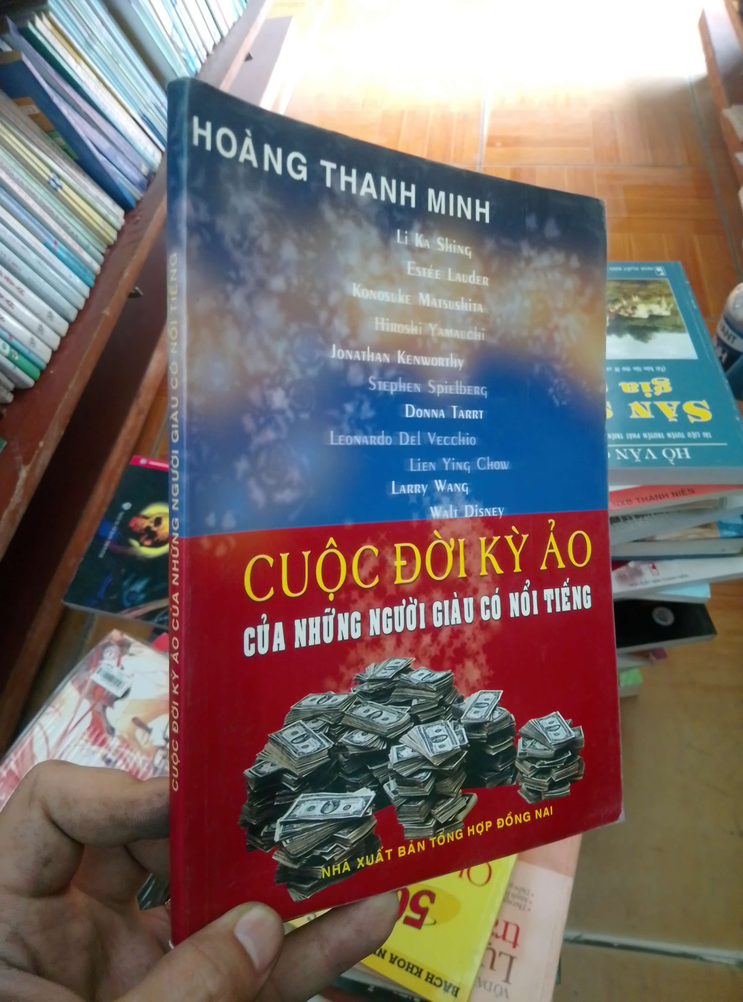 Cuộc đời kỳ ảo của những người giàu có nổi tiếng - Thanh Minh 2005 VAVO-AK18