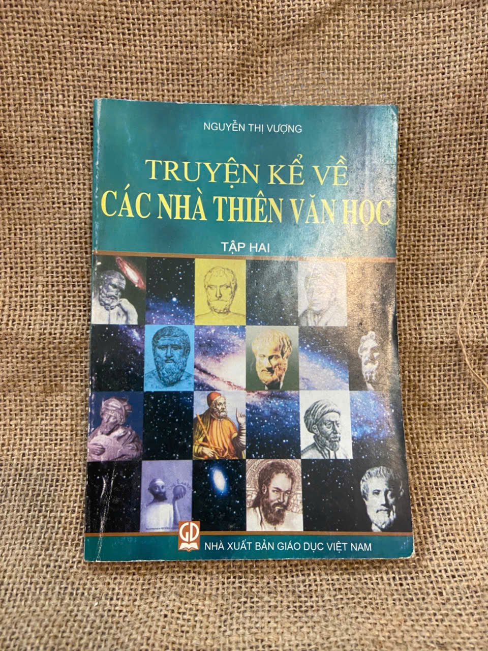 Truyện kể về các nhà thiên văn học - Nguyễn Thị Vượng 2009 mới 70% có chữ ký và note của chủ cũ, không ảnh hưởng nội dung Sách Danh nhân NSX1004