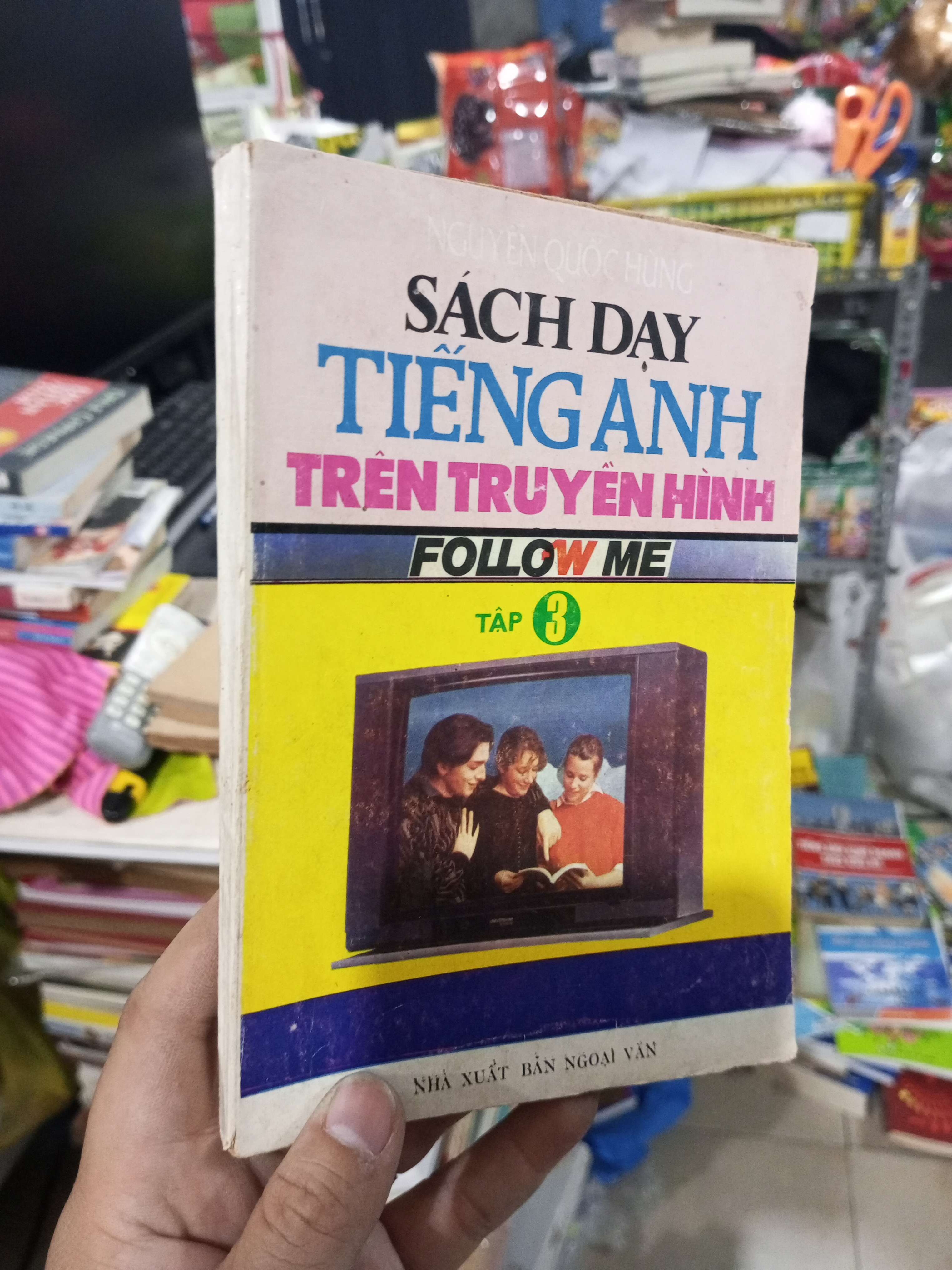 Sách Dạy Tiếng Anh Trên Truyền Hình Follow Me (Tập 3) - Nguyễn Quốc Hùng 1990 mới 80% ố Sách tự học tiếng Anh HCM1004 (NSX)
