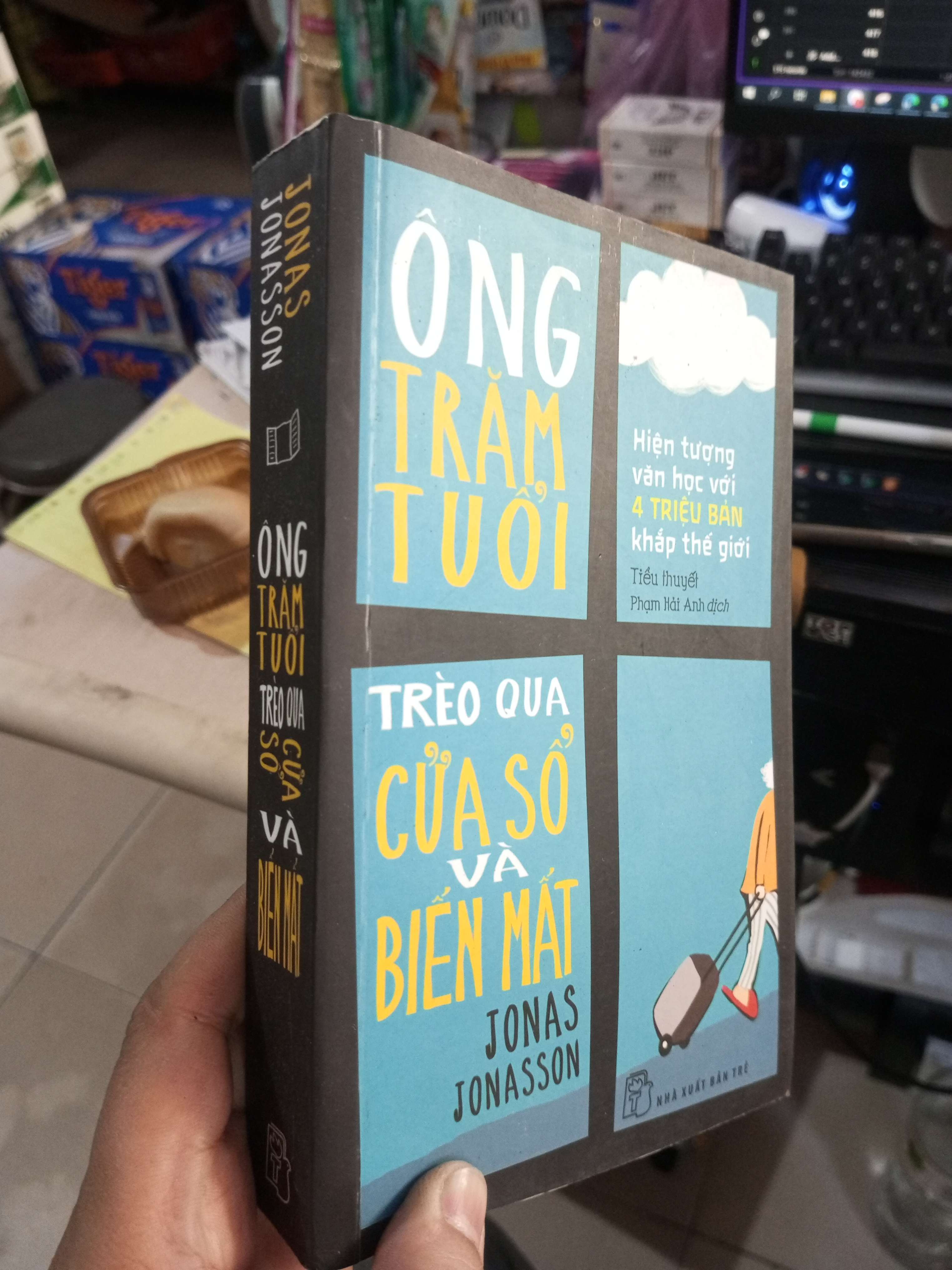 Ông Trăm Tuổi Trèo Qua Cửa Sổ Và Biến Mất - Jonas Jonasson 2015 mới 80% ố Văn học nước ngoài HCM1004 (NSX)