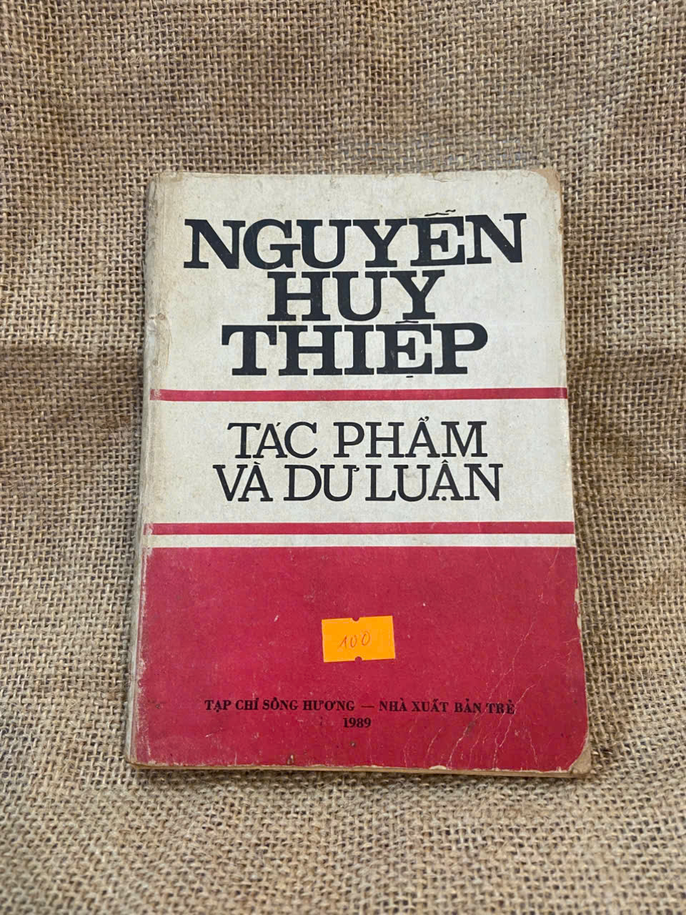 Nguyễn Huy Thiệp tác phẩm và dư luận 1989 sách cũ bị ố màu, gáy đã được may, có chữ ký chủ cũ Văn học Việt Nam NSX1004