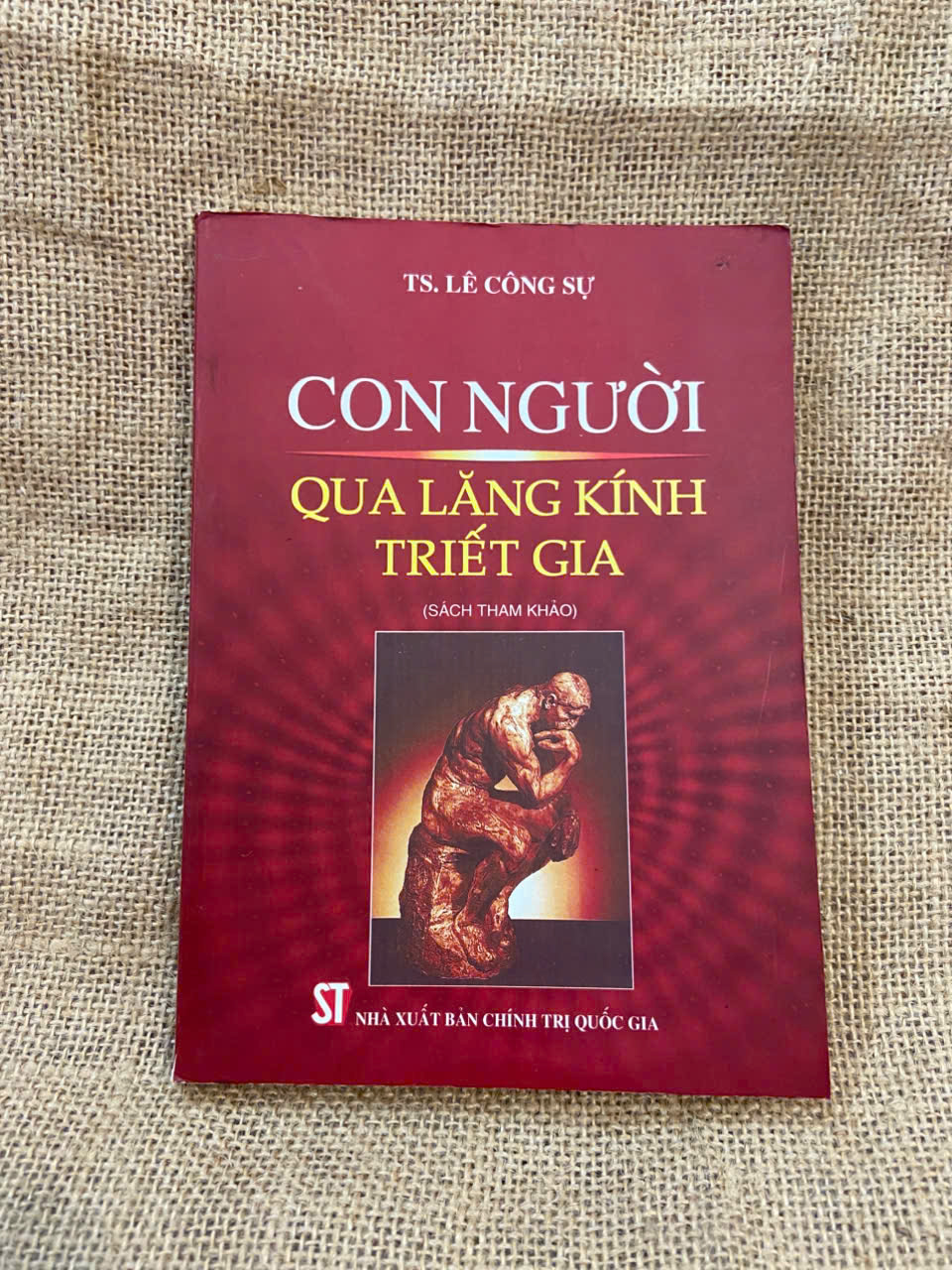 Con người qua lăng kính Triết gia - Lê Công Sự 2012 mới 80% có chữ ký và note của chủ cũ, không ảnh hưởng nội dung Sách lịch sử - triết học NSX1004