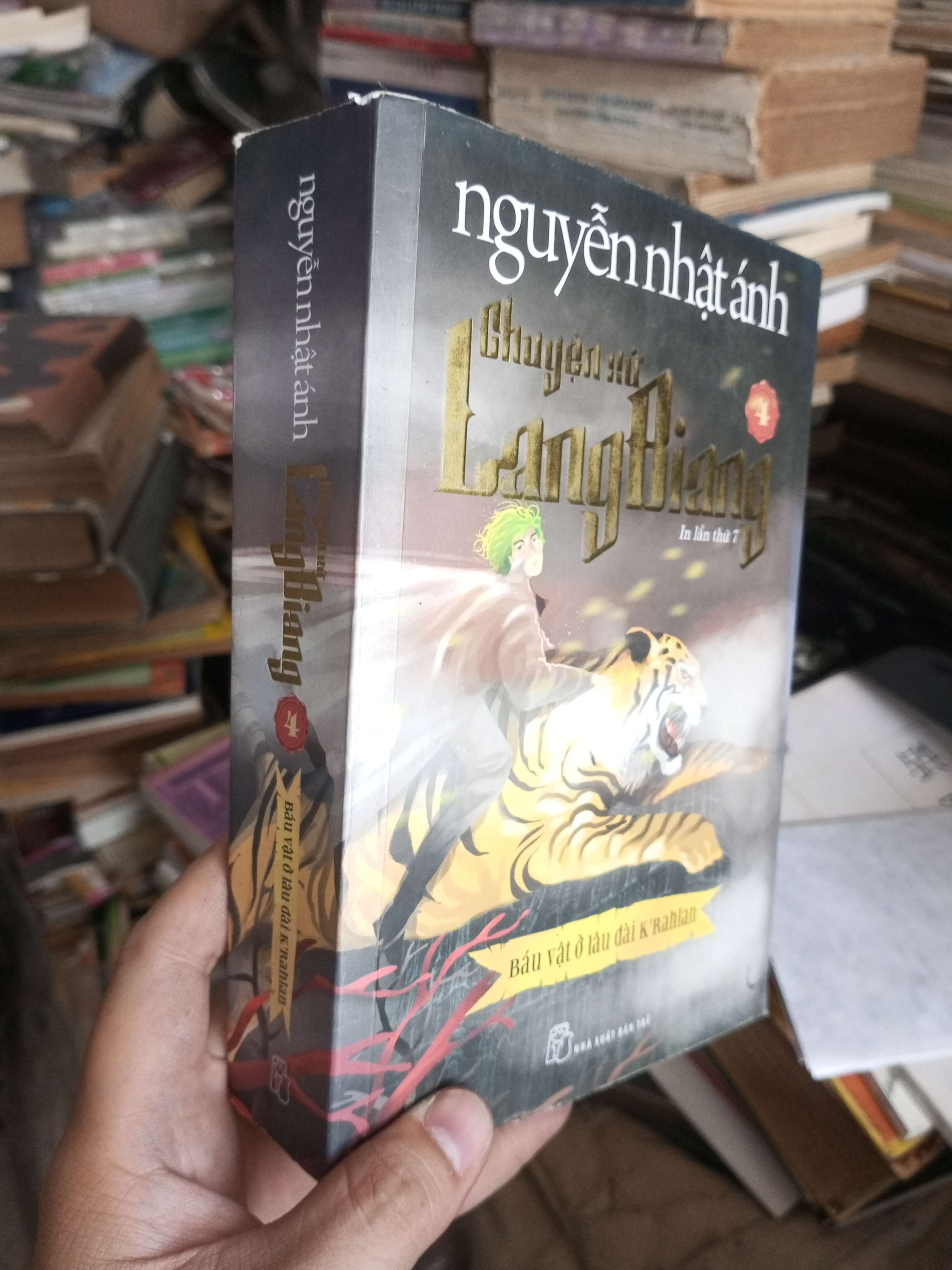 Chuyện xứ Lang Biang 2017 mới 80% ố Văn học Việt Nam KSX1004