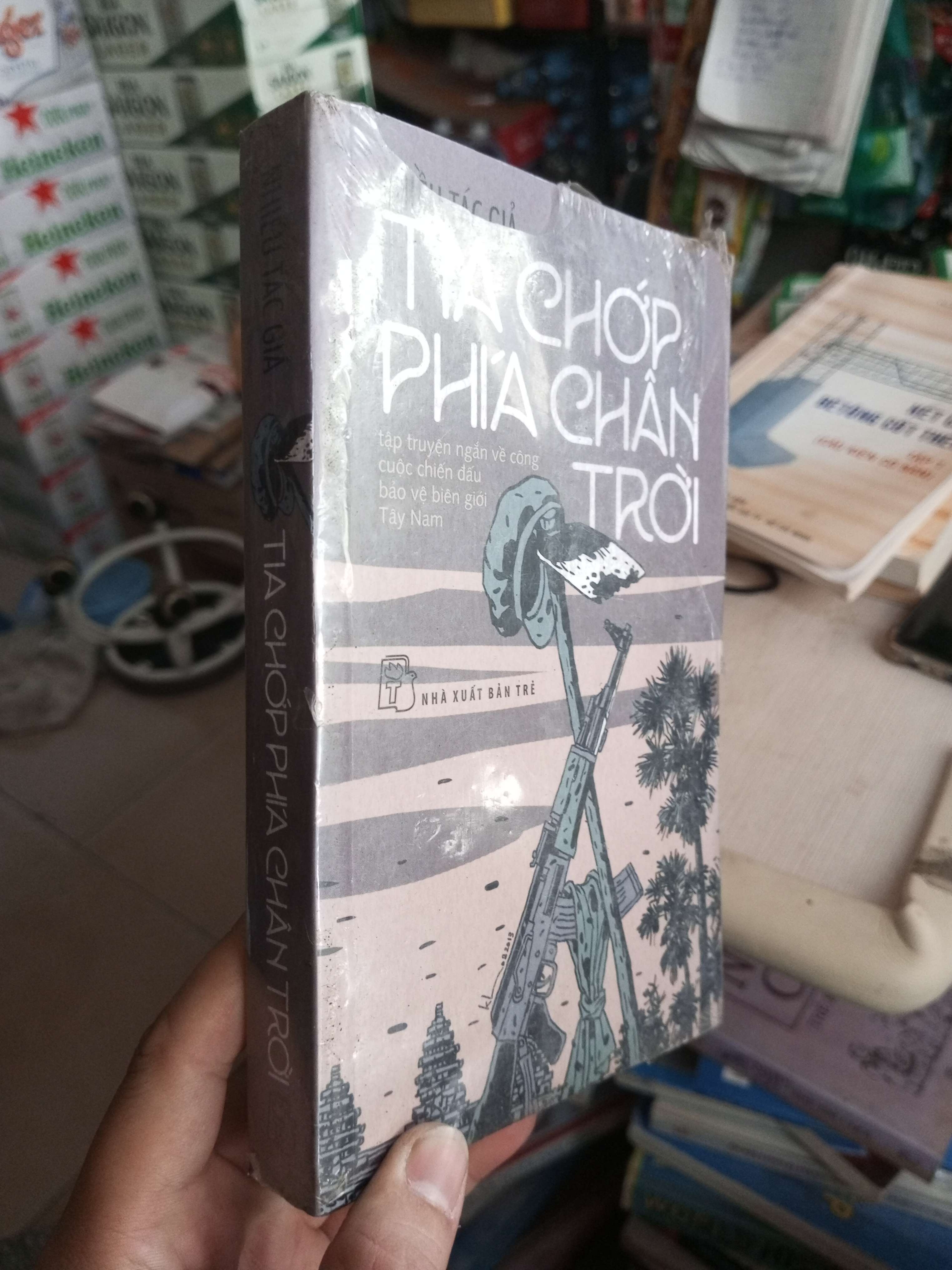 Tia Chớp Phía Chân Trời (Tập Truyện Ngắn Về Công Cuộc Chiến Đấu Bảo Vệ Biên Giới Tây Nam) - Nhiều Tác Giả mới 80% ố Lịch sử Việt Nam HCM1004 (NSX)