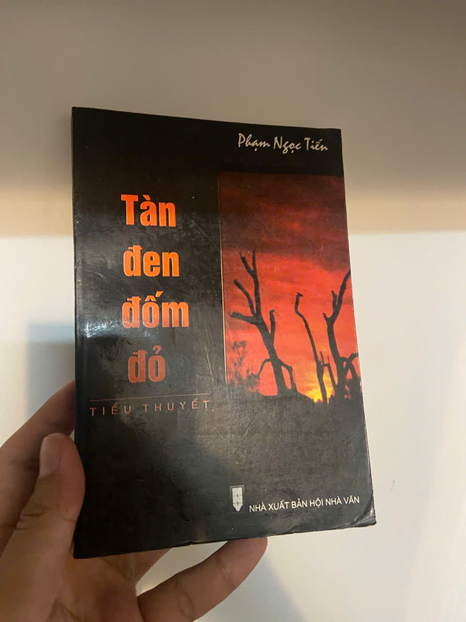 Tàn đen đốm đỏ - Phạm Ngọc Tiến Văn học Việt Nam VAVO1004
