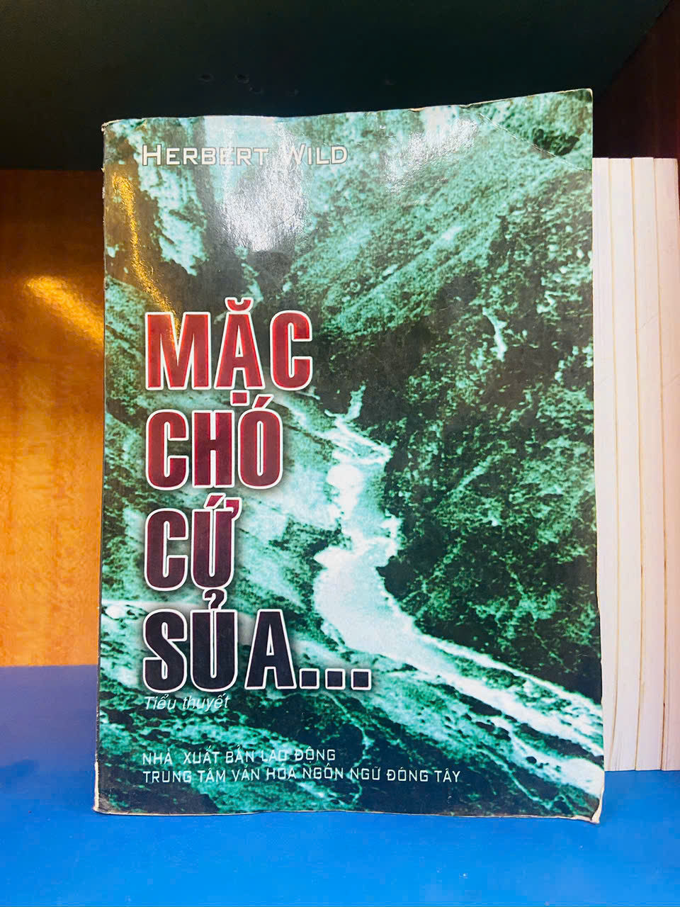 Mặc chó cứ sủa - Herbert Wild Văn học nước ngoài VAVO1004