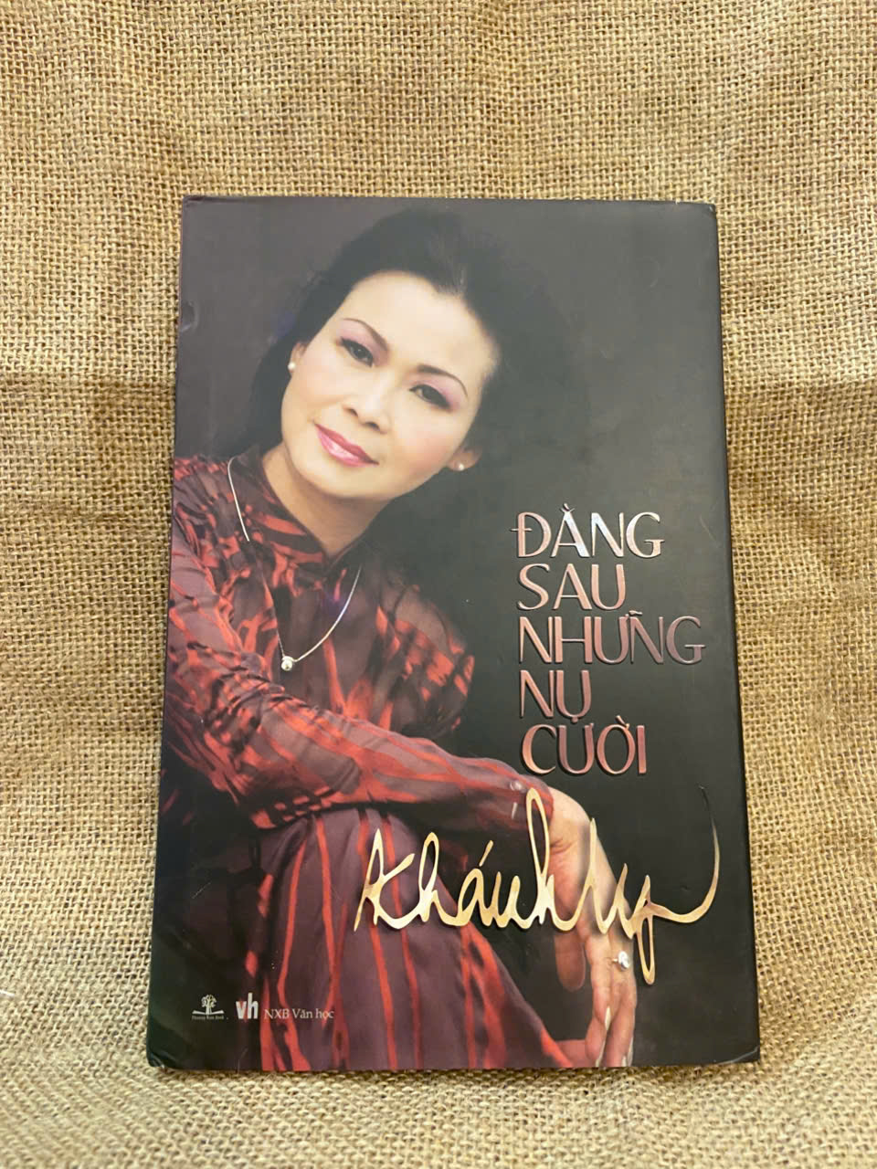 Đằng sau những nụ cười - Khánh Ly 2015 mới 90% ố có chữ ký của chủ sở hữu cũ Văn học Việt Nam NSX1004