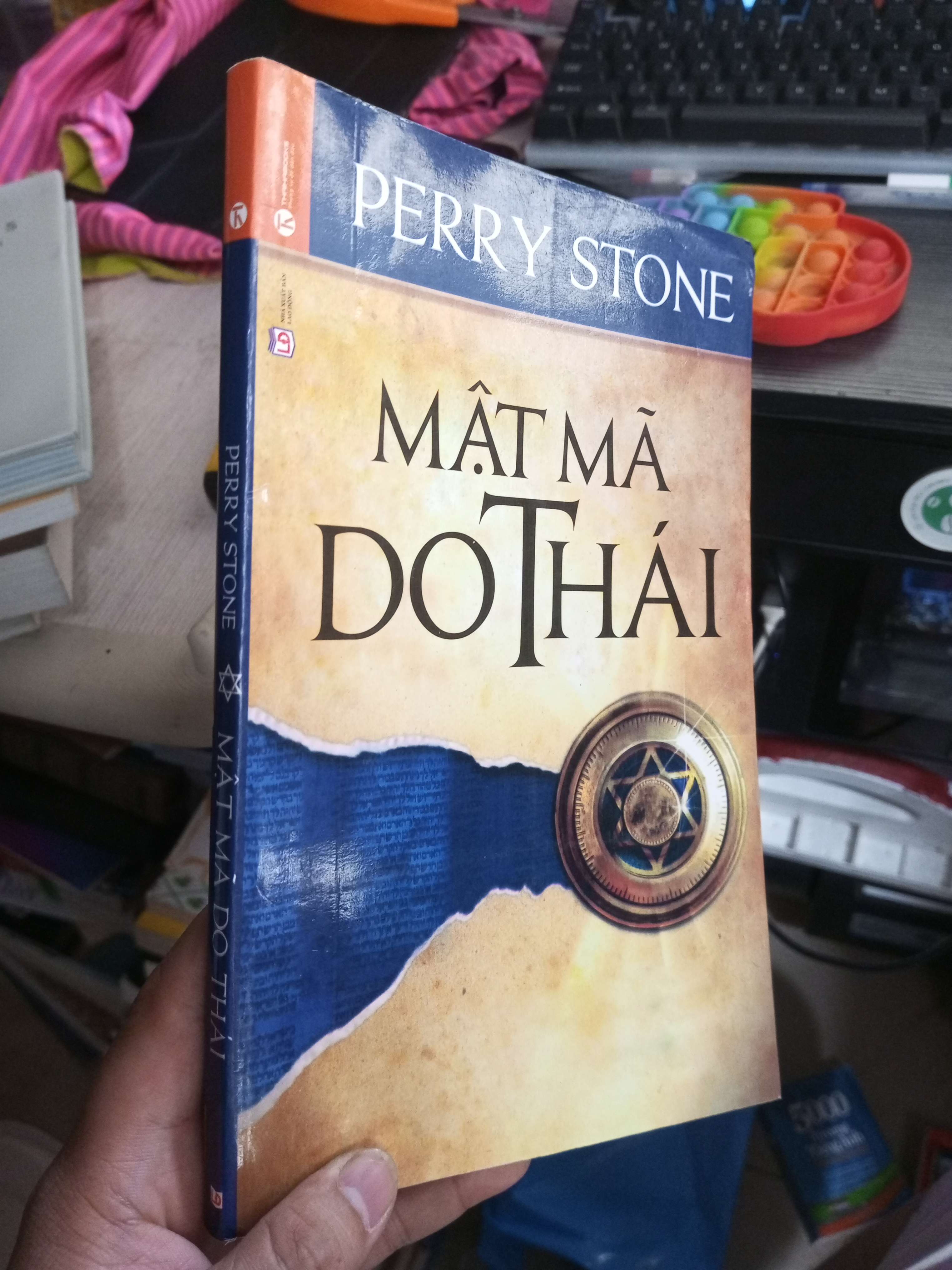 Mật Mã Do Thái - Perry Stone 2015 mới 80% ố viết Sách văn học HCM1004 (NSX)