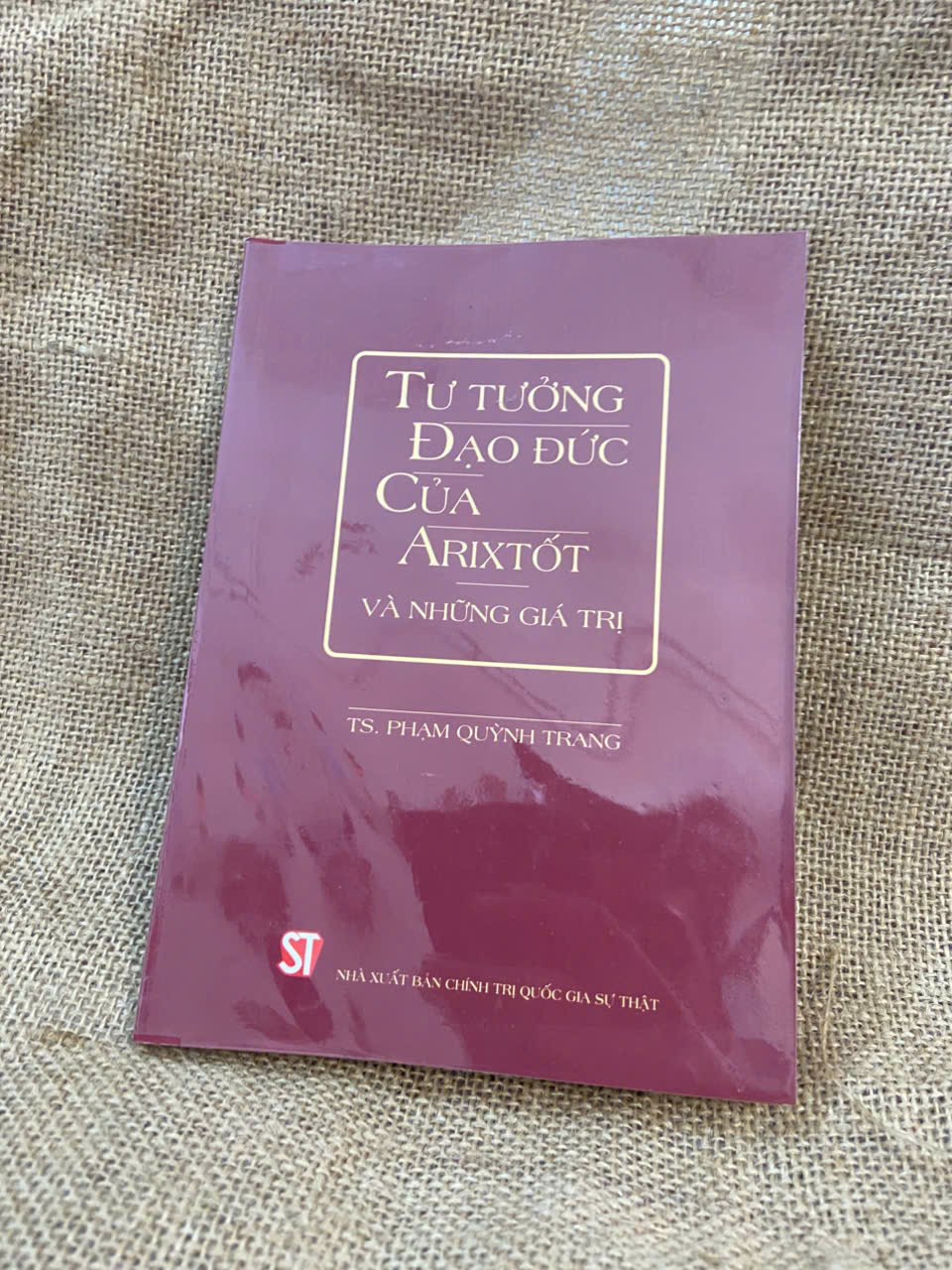 Tư tưởng đạo đức của Aristotle và những giá trị - Phạm Quỳnh Trang 2020 mới 90% bìa kính có chữ ký và note của chủ cũ, không ảnh hưởng nội dung Sách lịch sử - triết học NSX1004