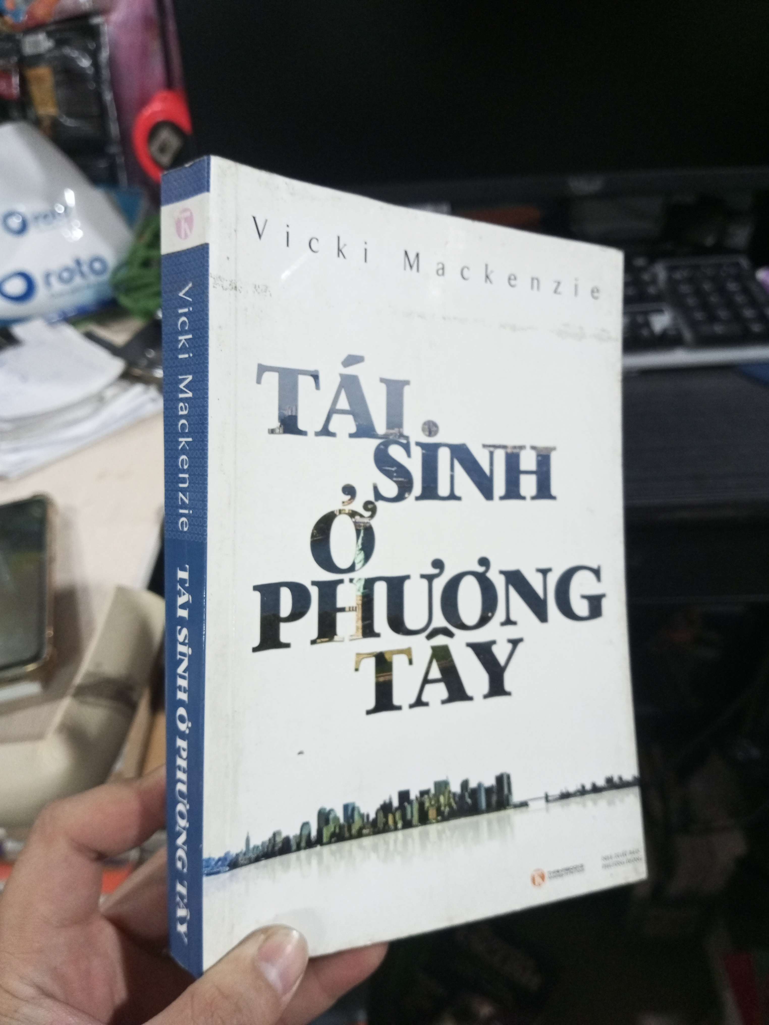 Tái Sinh Ở Phương Tây - Vicki Mackenzie 2010 mới 80% ố Sách văn học HCM1004 (NSX)