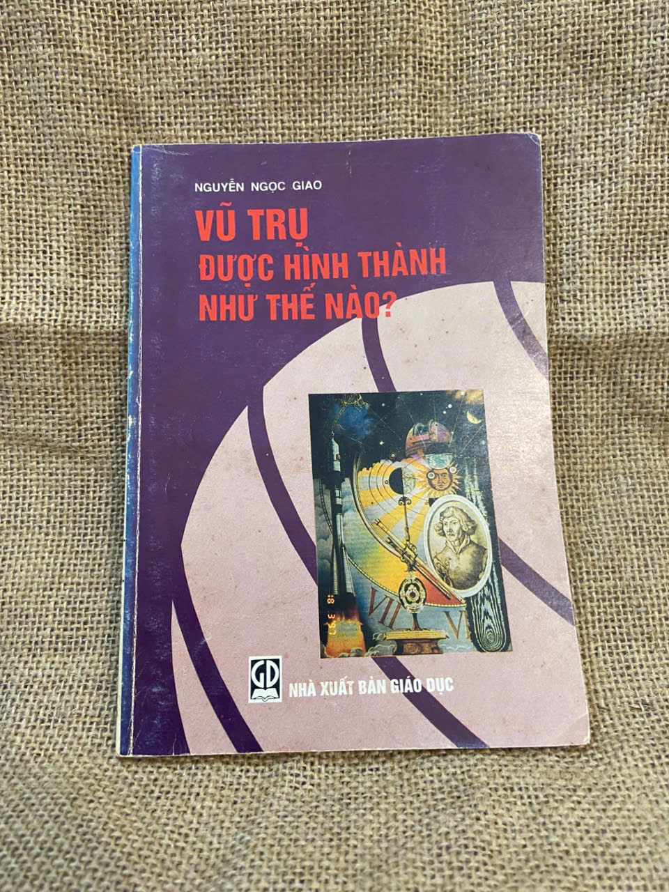 Vũ trụ được hình thành như thế nào? - Nguyễn Ngọc Giao 1998 mới 80% ố, có chữ ký và vết note của chủ sở hữu cũ, không ảnh hưởng nội dung Sách giáo khoa - giáo trình NSX1004