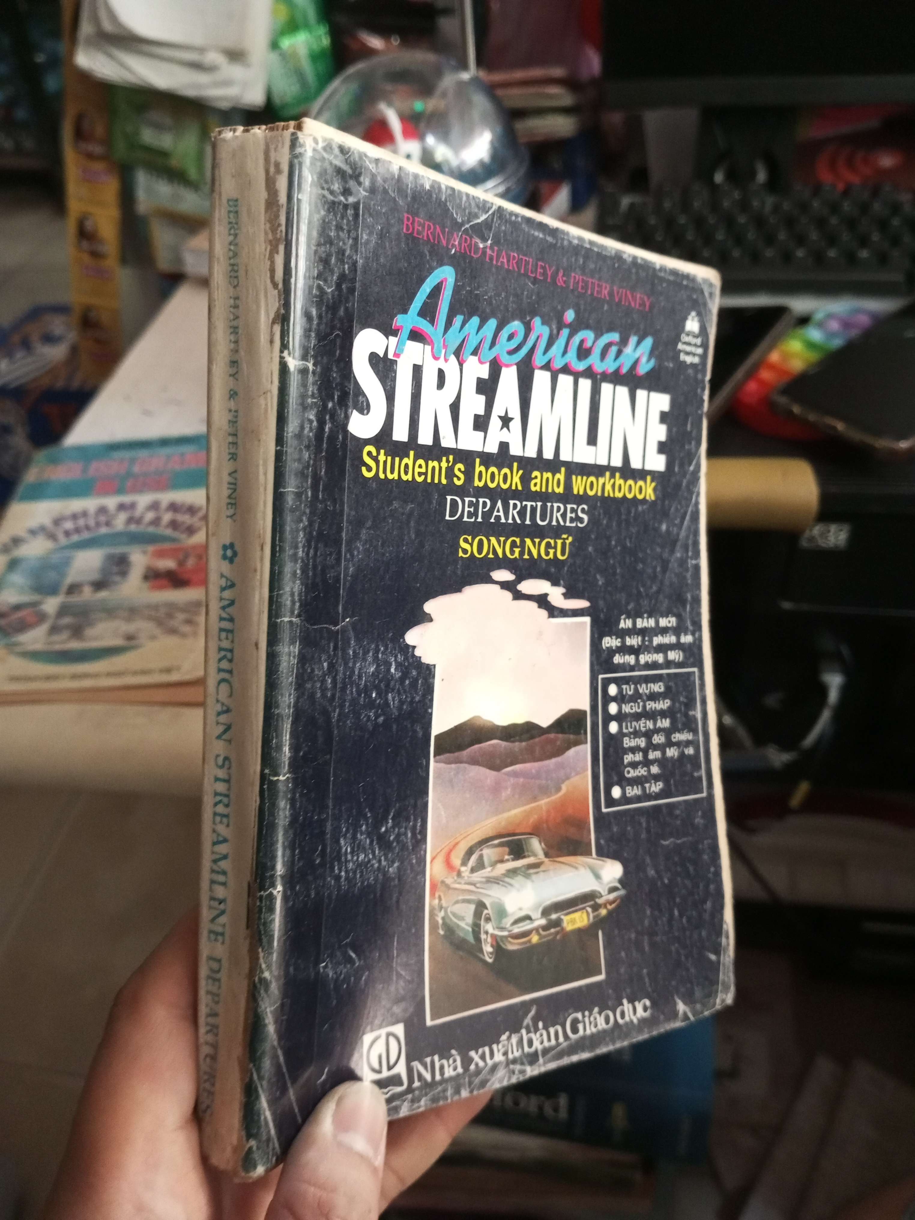American Streamline Departures (Song Ngữ) - Bernard Hartley, Peter Viney mới 60% ố rách, có viết Sách tự học tiếng Anh HCM1004 (NSX)