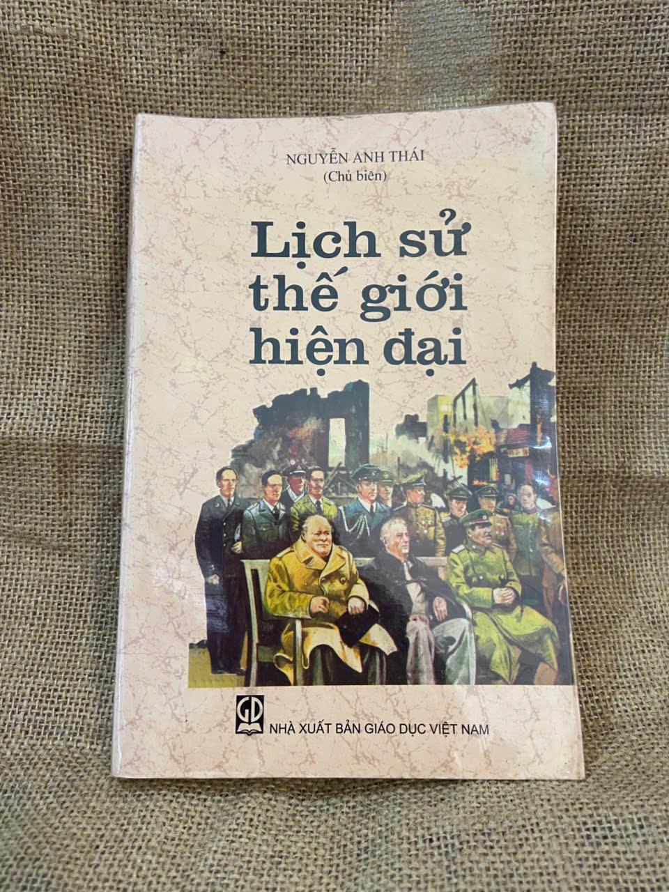 Lịch sử thế giới hiện đại - Nguyễn Anh Thái 2010 mới 80% bìa kính, có chữ ký và note của chủ cũ, không ảnh hưởng nội dung Lịch sử thế giới NSX1004