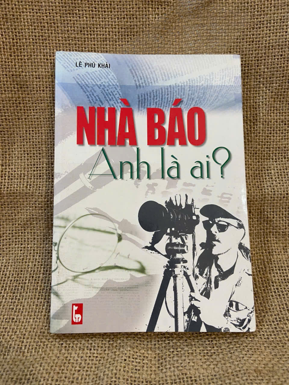 Nhà báo anh là ai? - Lê Phú Khải 2004 mới 80% ố 2 trang có chữ ký của chủ sở hữu cũ Văn học Việt Nam NSX1004