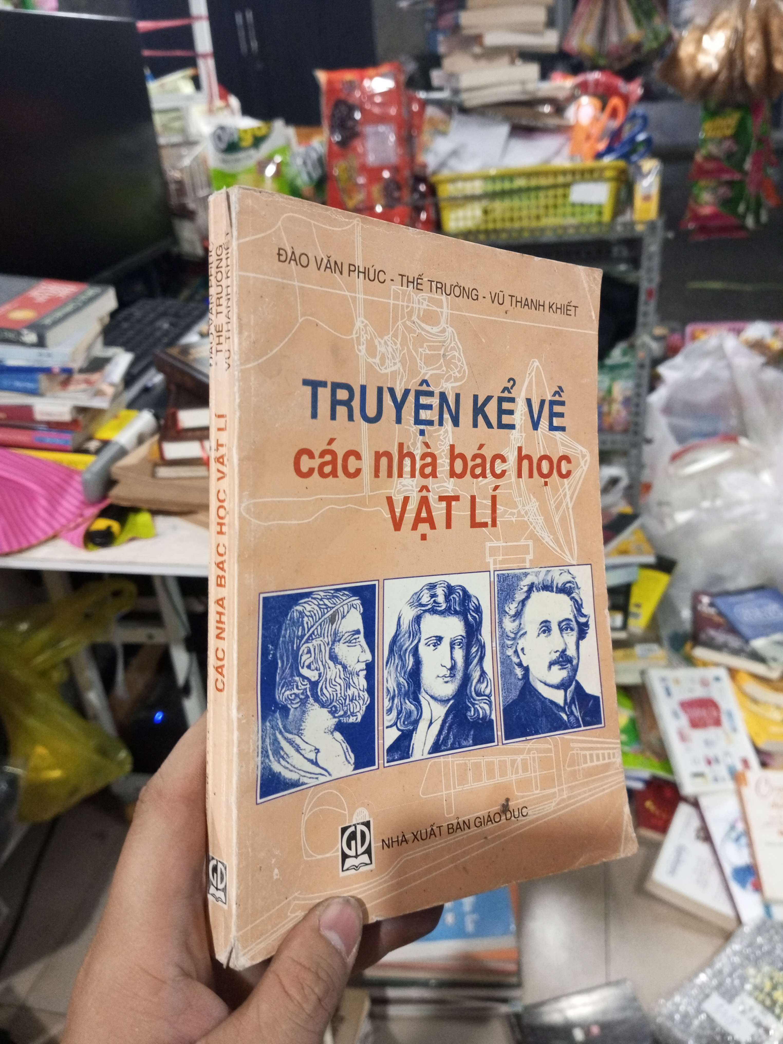 Truyện Kể Về Các Nhà Bác Học Vật Lí - Đào Văn Phúc, Thế Trường, Vũ Thanh Khiết 2000 mới 80% ố Sách kiến thức tổng hợp HCM1004 (NSX)