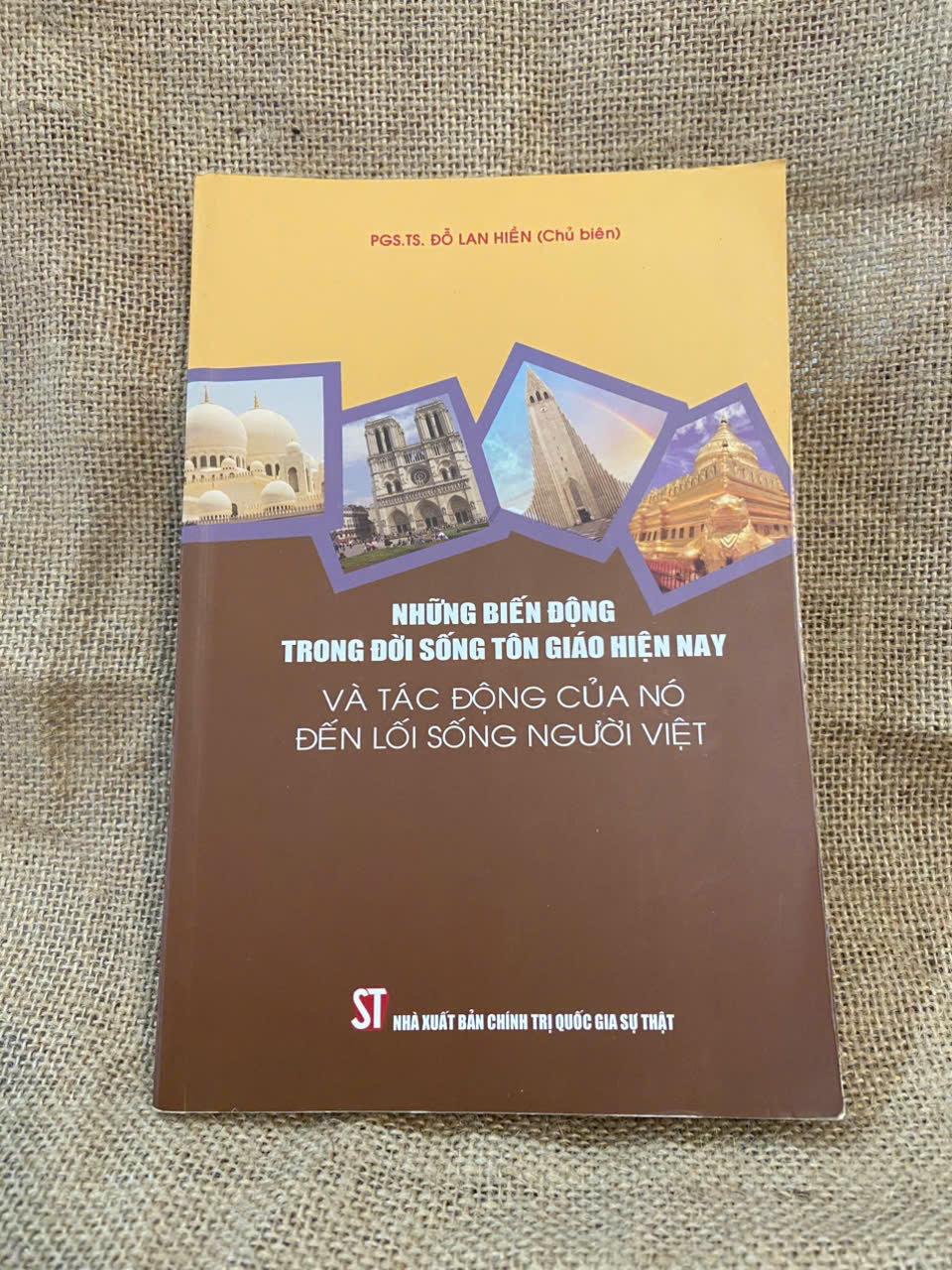 Những biến động trong đời sống tôn giáo hiện nay và tác động của nó đến lối sống người Việt 2017 mới 80% có chữ ký và note của chủ cũ, không ảnh hưởng nội dung Sách chuyên khảo, khảo cứu NSX1004