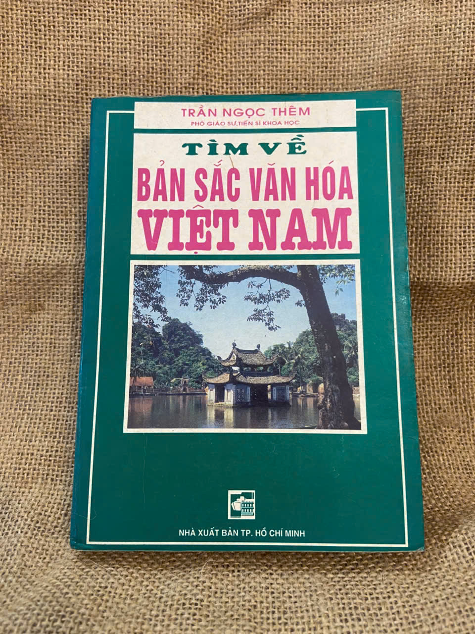 Tìm về bản sắc văn hóa Việt Nam - Trần Ngọc Thêm 1997 trang giấy bị ố màu, có chữ ký và note của chủ cũ, không ảnh hưởng nội dung Sách giáo khoa - giáo trình NSX1004