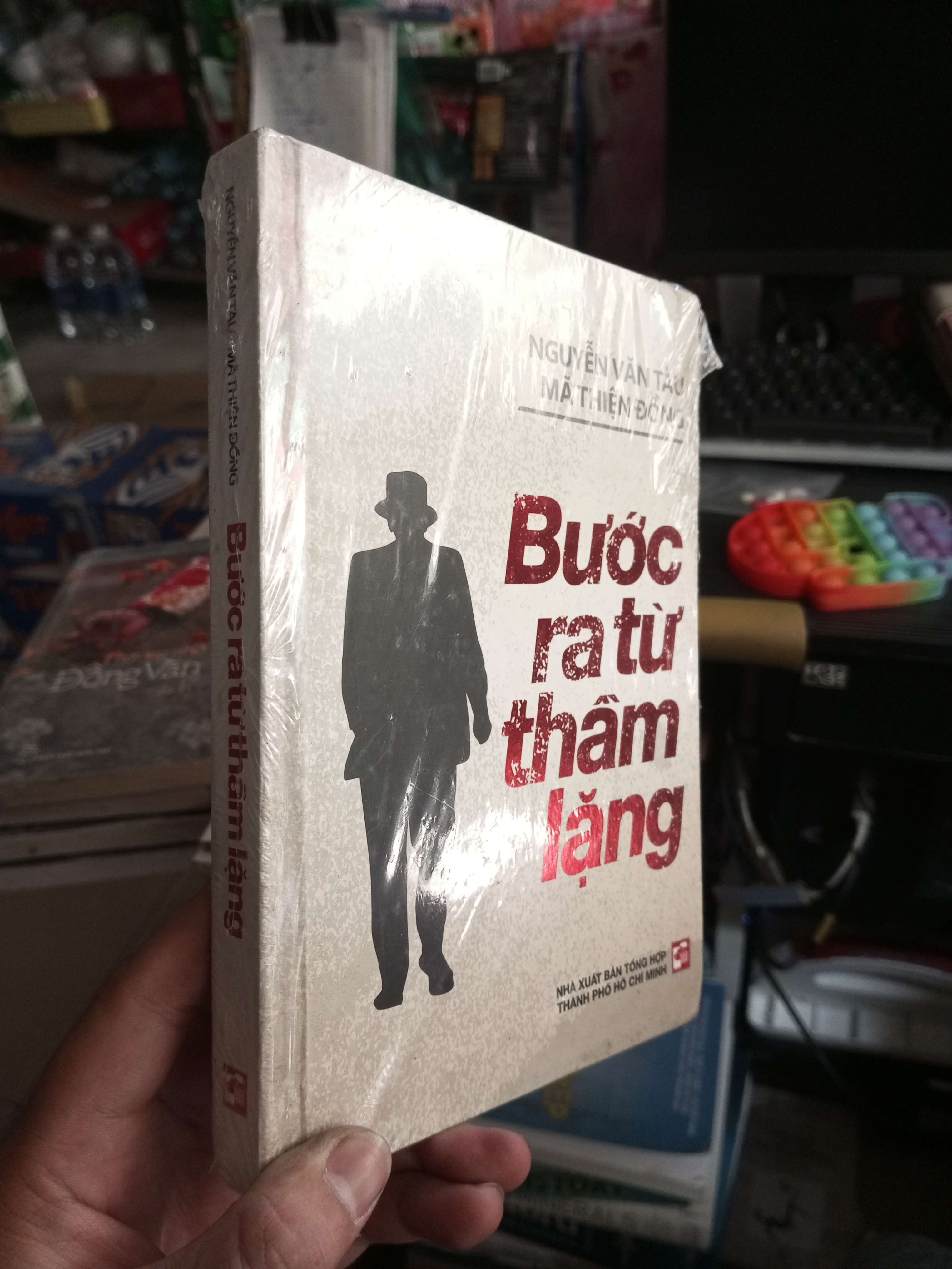 Bước Ra Từ Thầm Lặng - Nguyễn Văn Tàu, Mã Thiện Đồng mới 90% có seal bìa cứng Sách văn học HCM1004 (NSX)