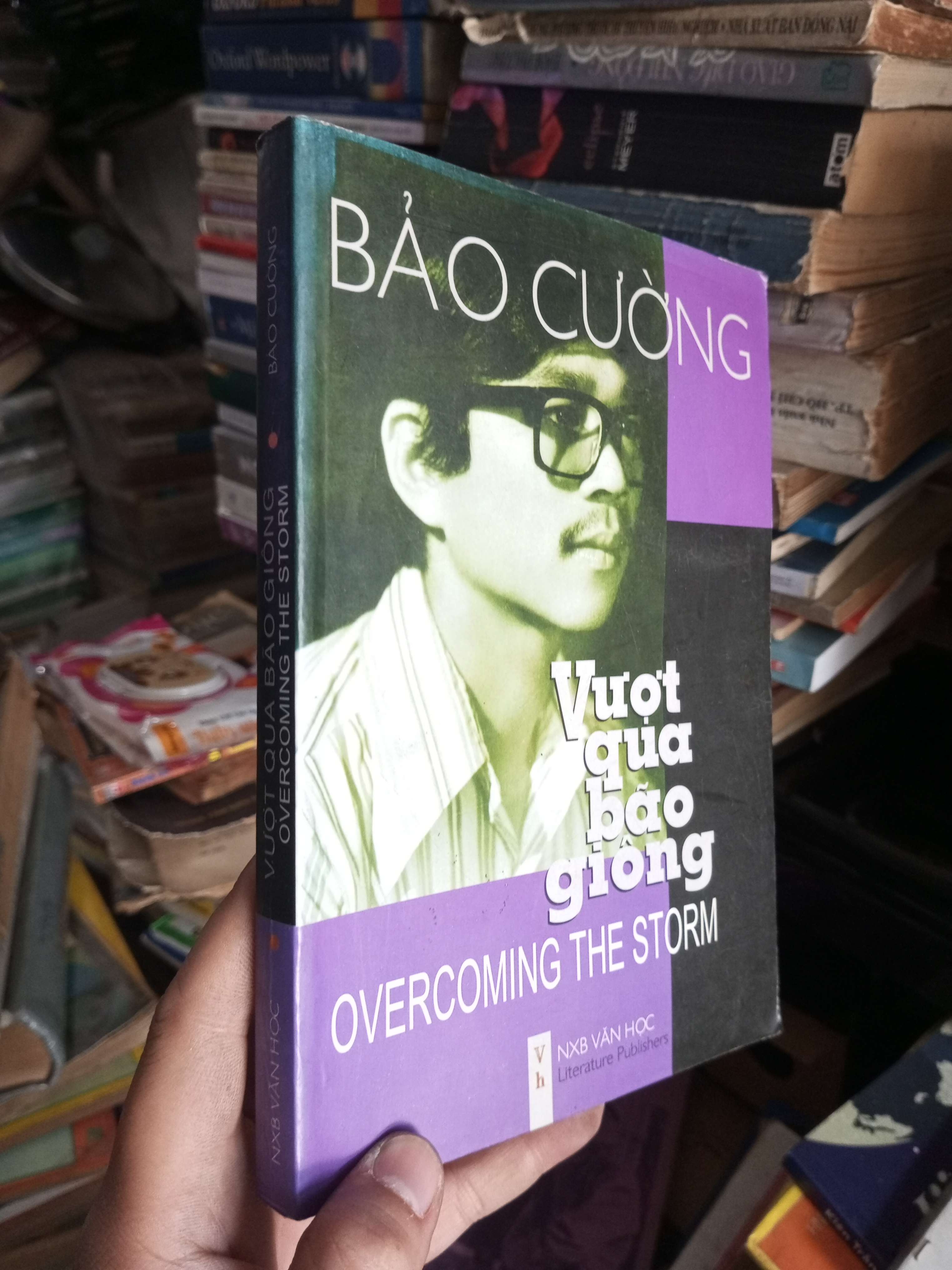 Vượt qua giông bão 2012 mới 80% ố ẫm có chữ ký tác giả Văn học Việt Nam KSX1004