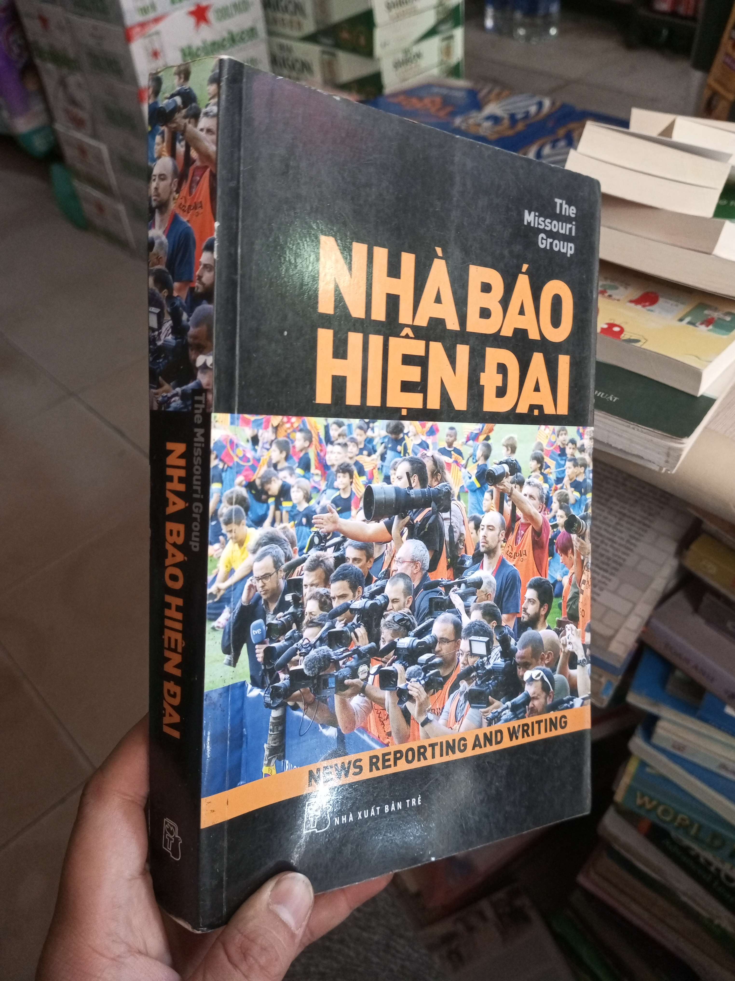 Nhà Báo Hiện Đại - The Missouri Group 2014 mới 80% ố Sách kiến thức tổng hợp HCM1004 (NSX)