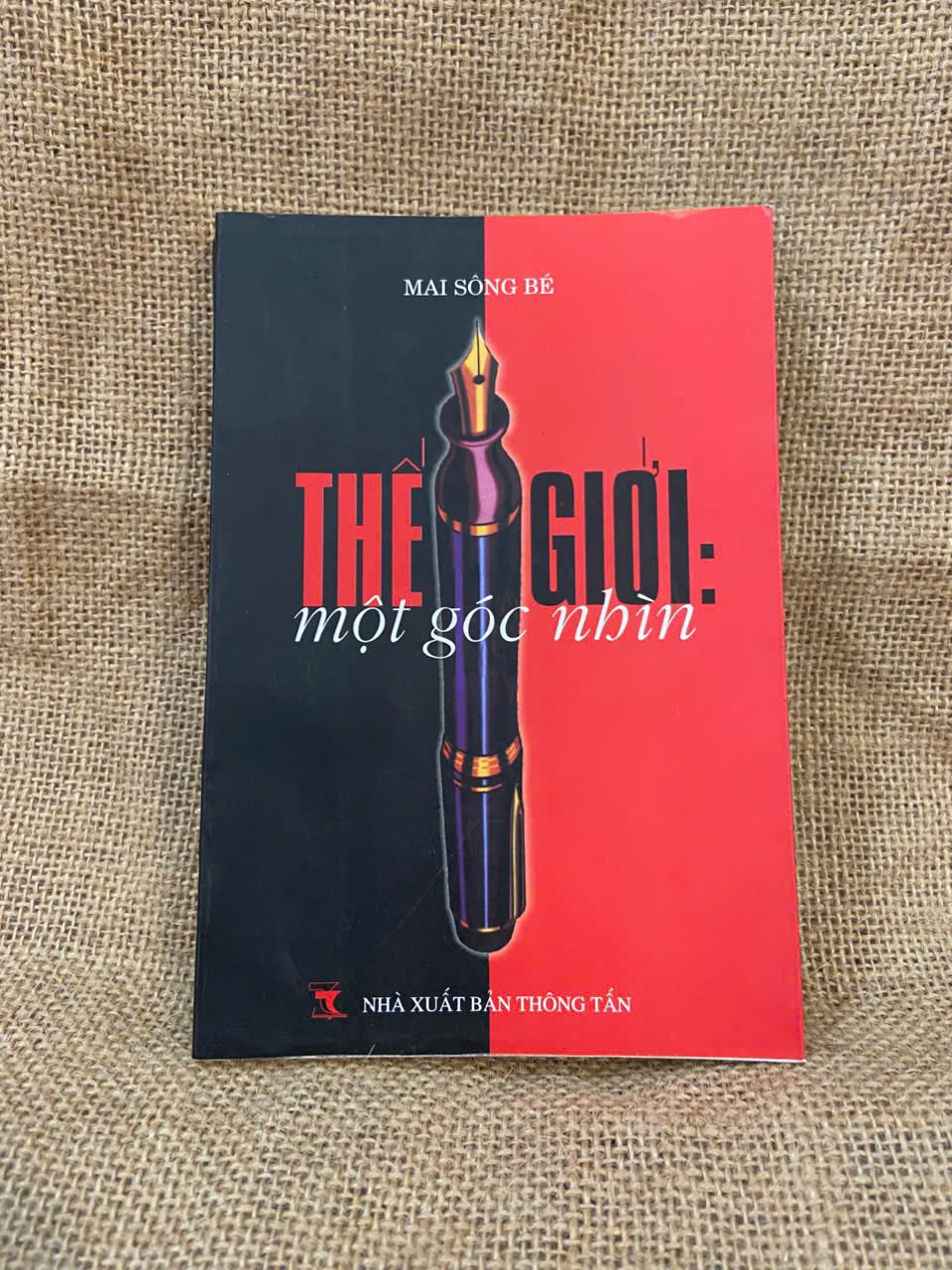 Thế giới một góc nhìn - Mai Sông Bé 2004 mới 80% có ố vài trang, có chữ ký và note của chủ cũ, không ảnh hưởng nội dung Sách văn học NSX1004