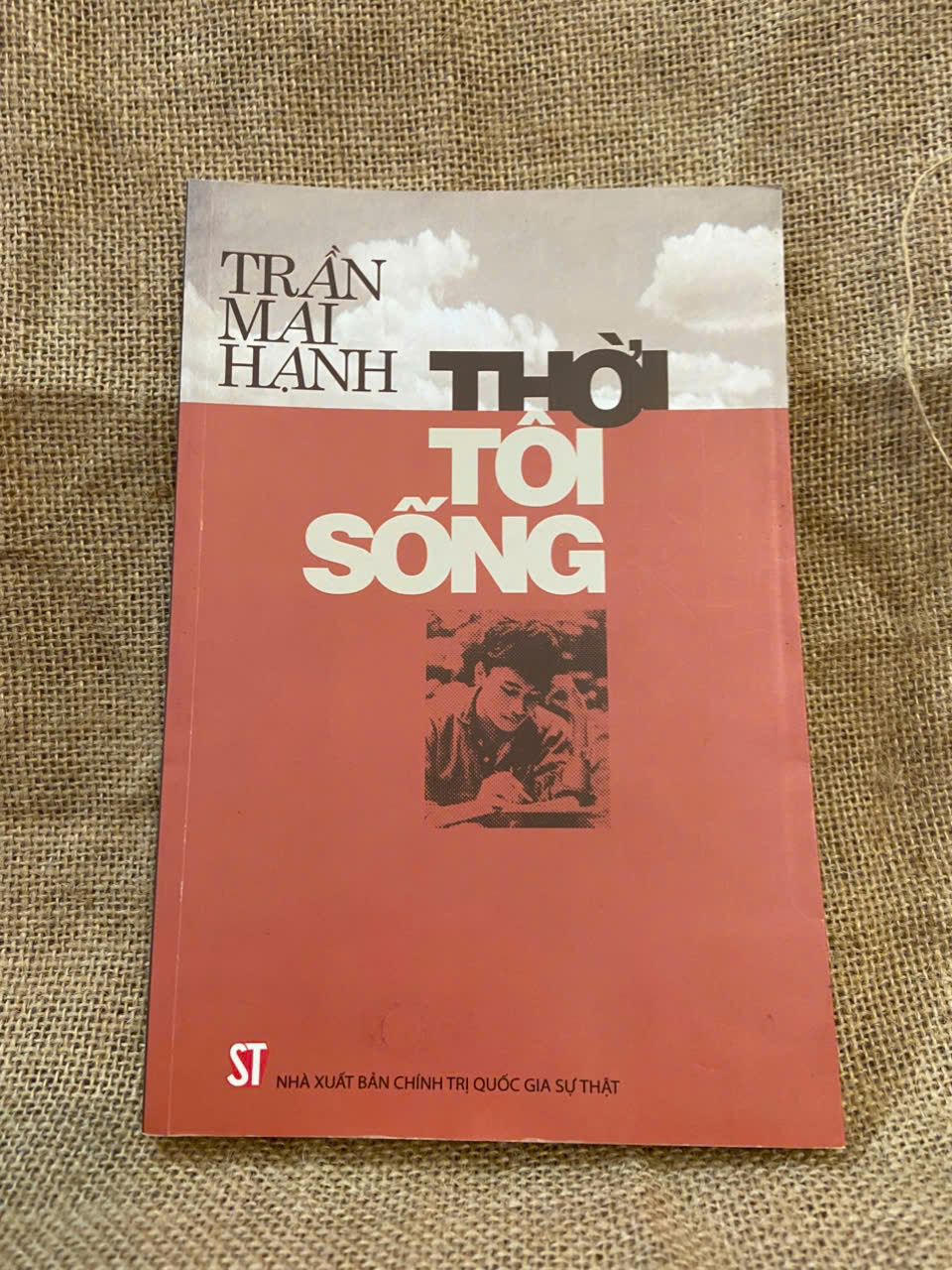 Thời tôi sống - Trần Mai Hạnh 2018 mới 90% có chữ ký và note của chủ cũ, không ảnh hưởng nội dung Văn học Việt Nam NSX1004