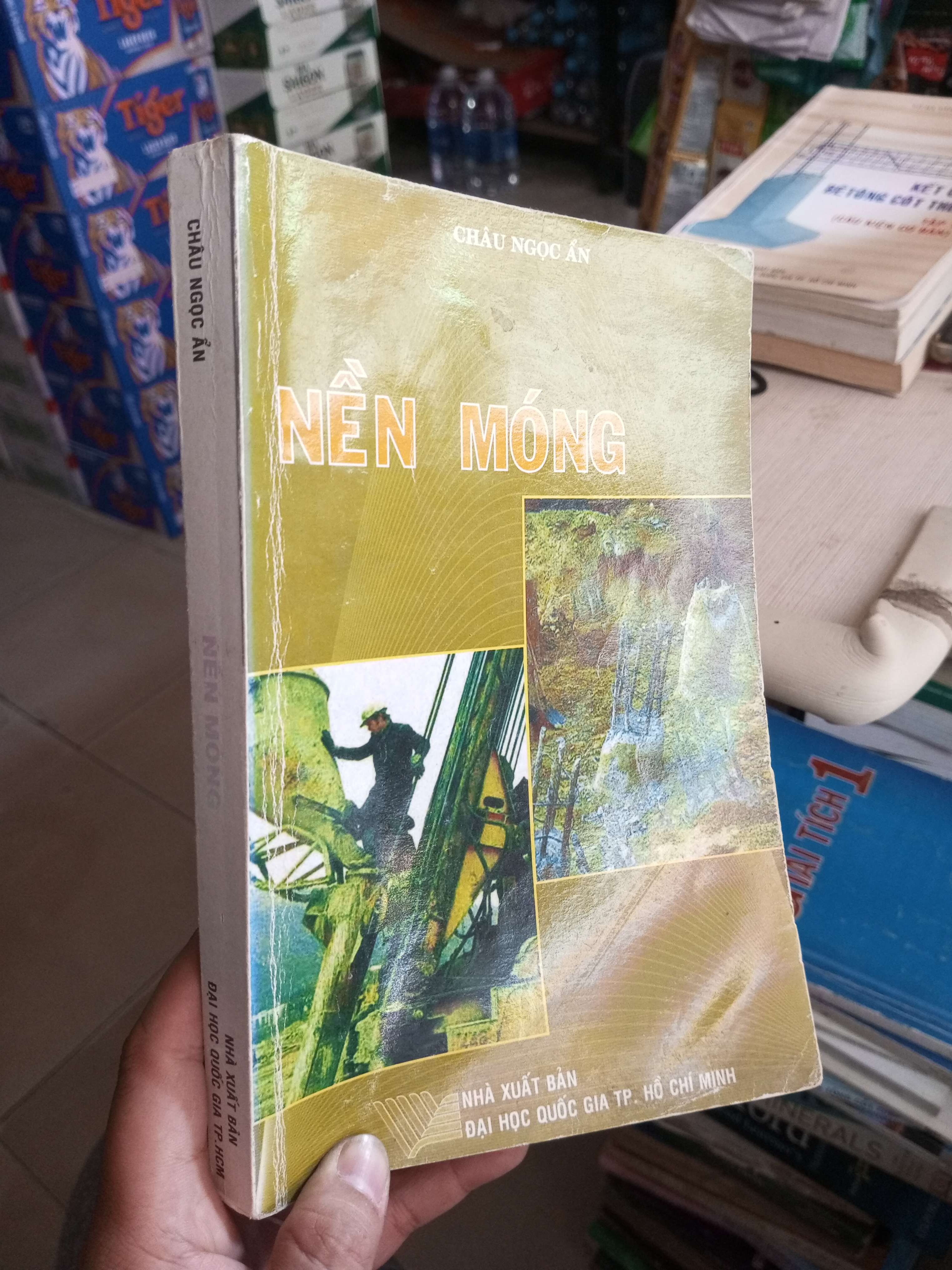 Nền Móng - Châu Ngọc Ẩn 2011 mới 80% ố viết ít Giáo trình đại học - cao đẳng HCM1004